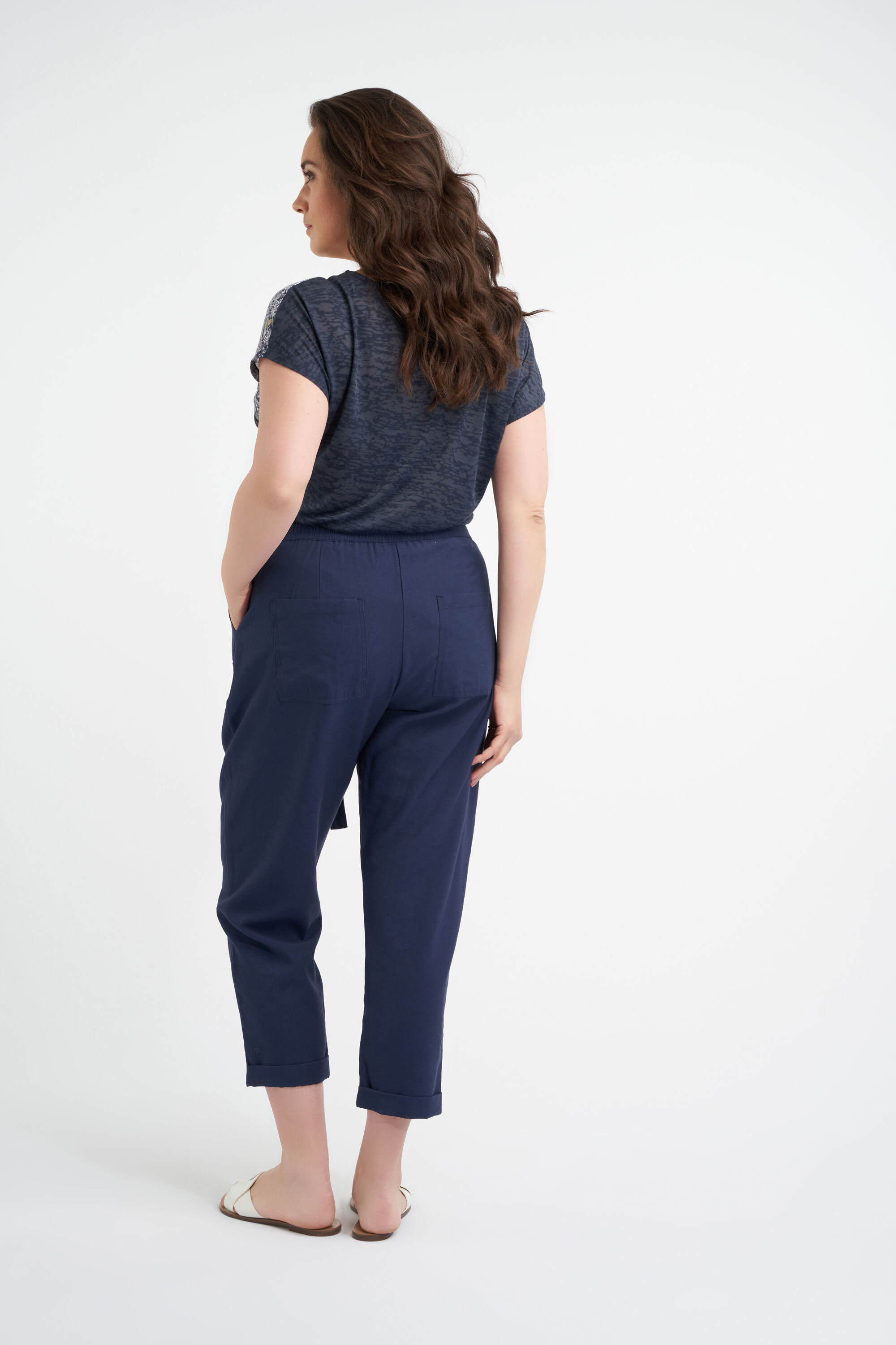 Losvallende 3/4 pantalon met strikceintuur image number 3