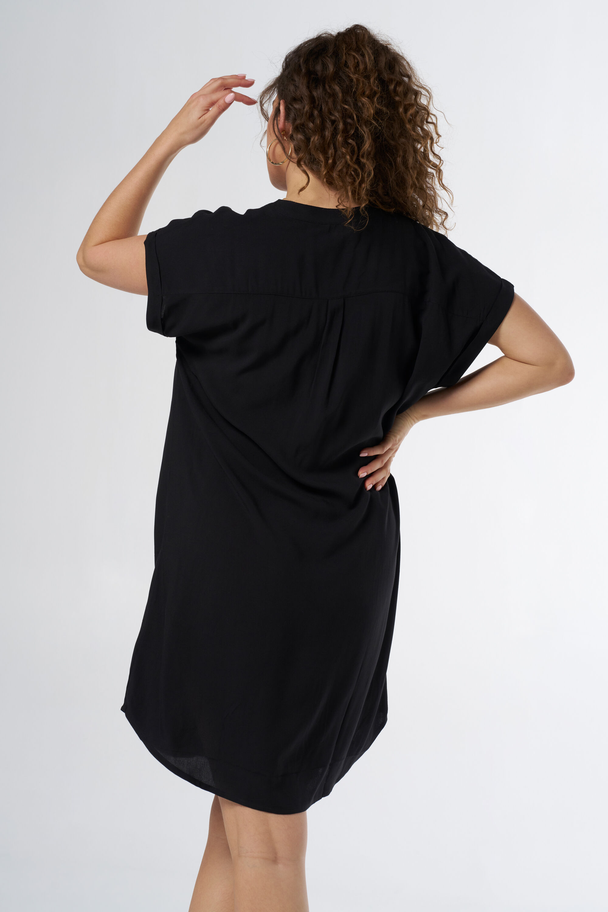 Ruimvallende jurk met v-hals image number 3