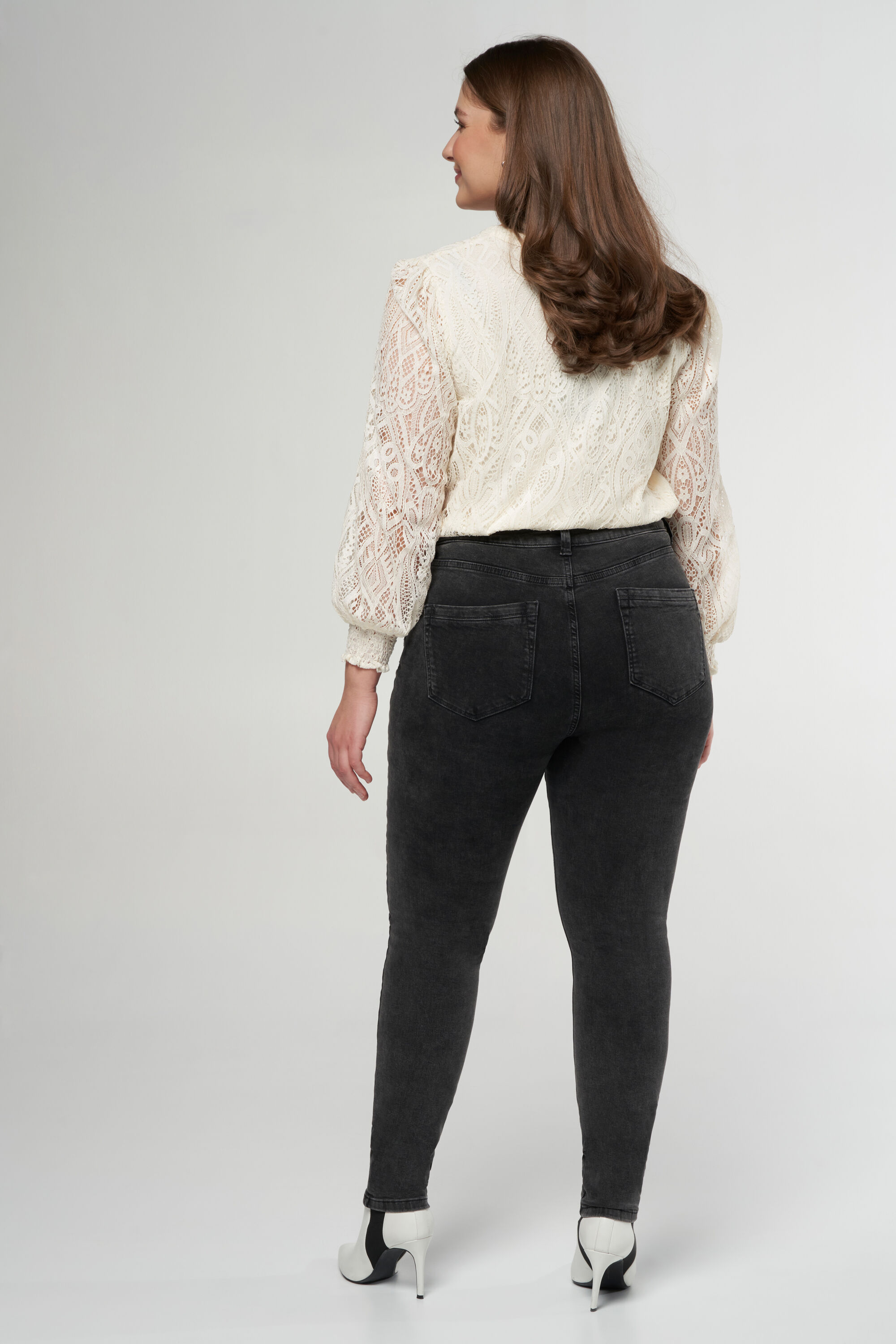 Slim leg jeans met studs details image number 3