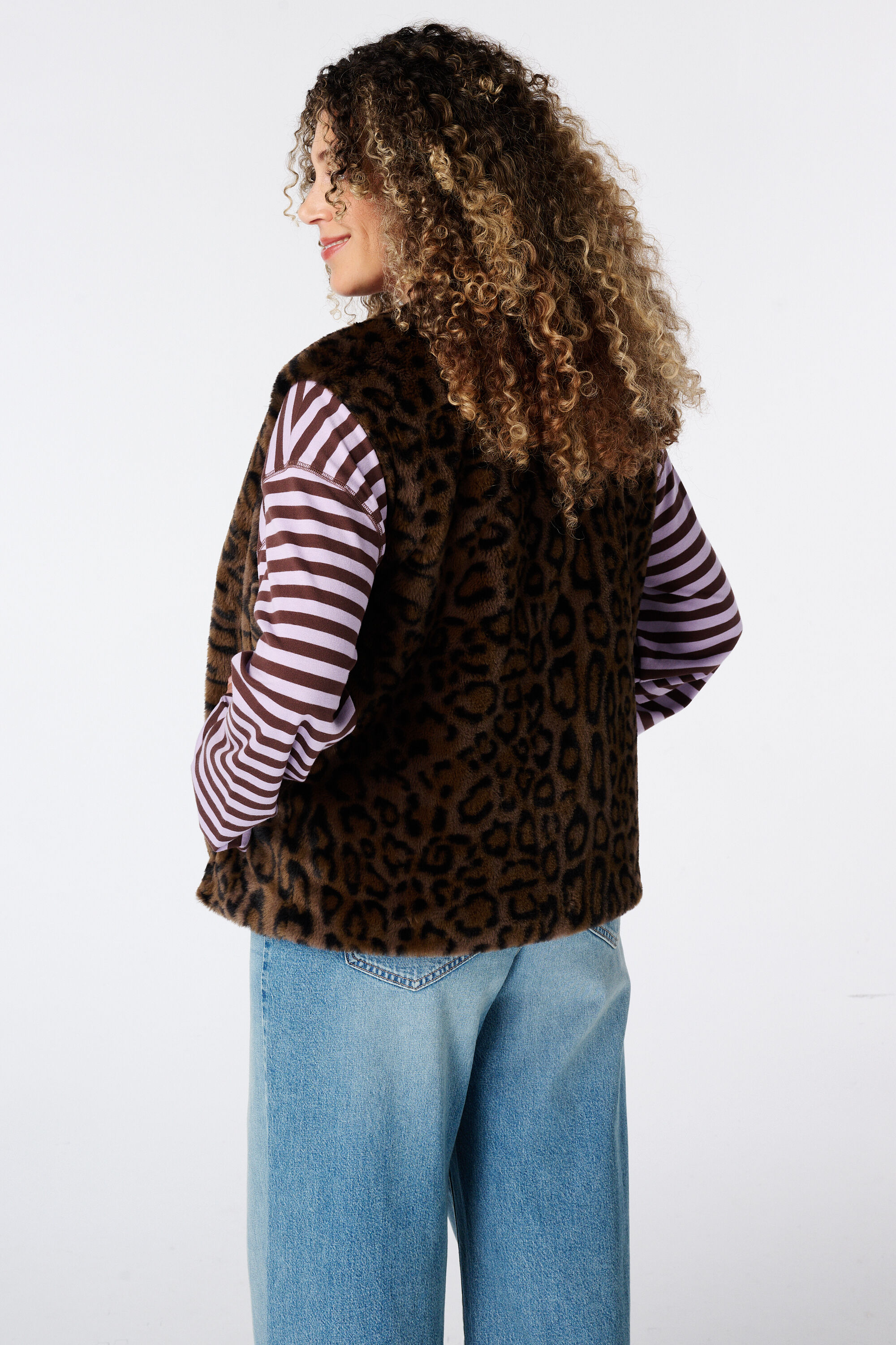 Fuzzy gilet image number 3