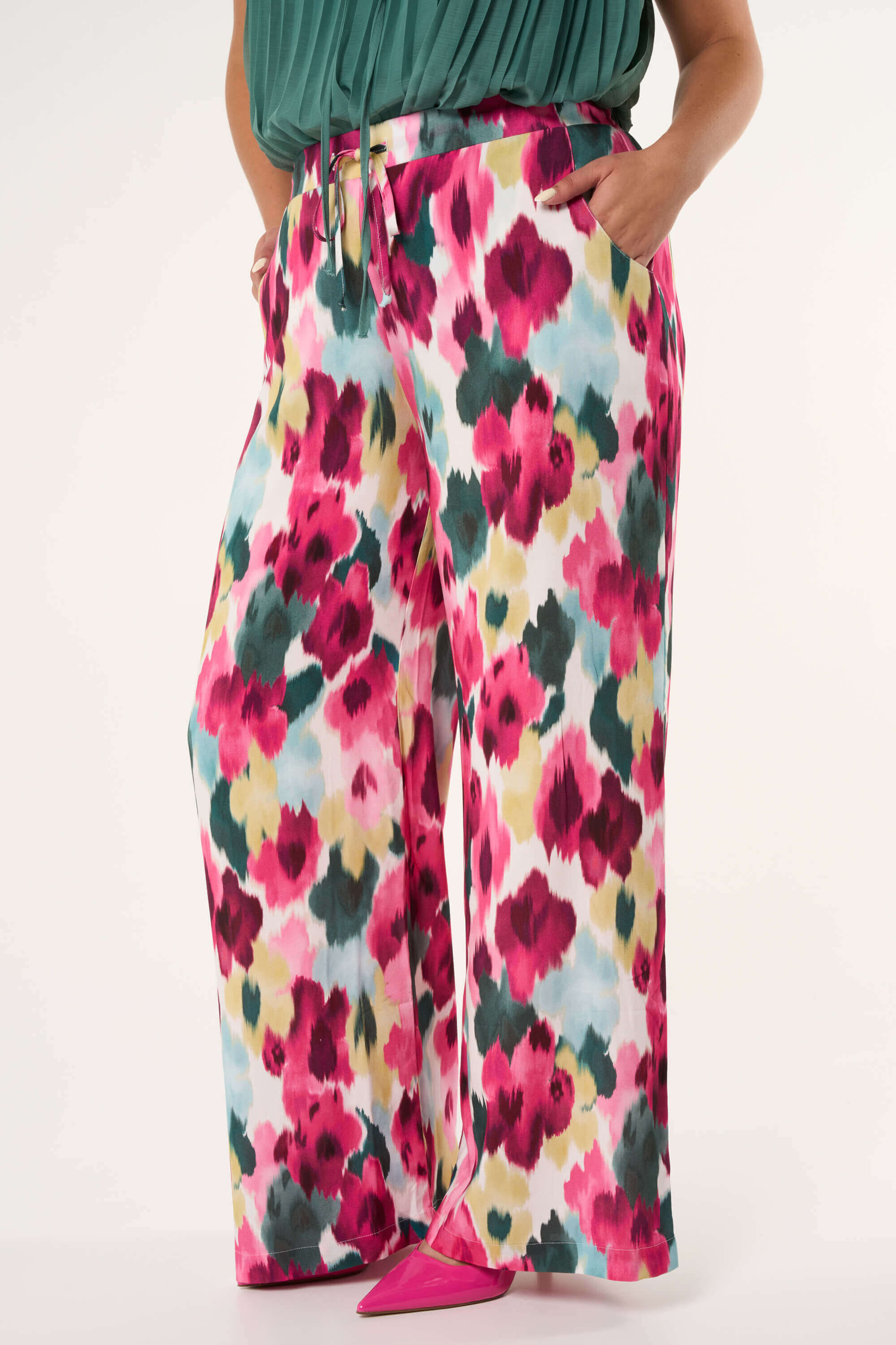 Wijde broek met bloemenprint image number 6