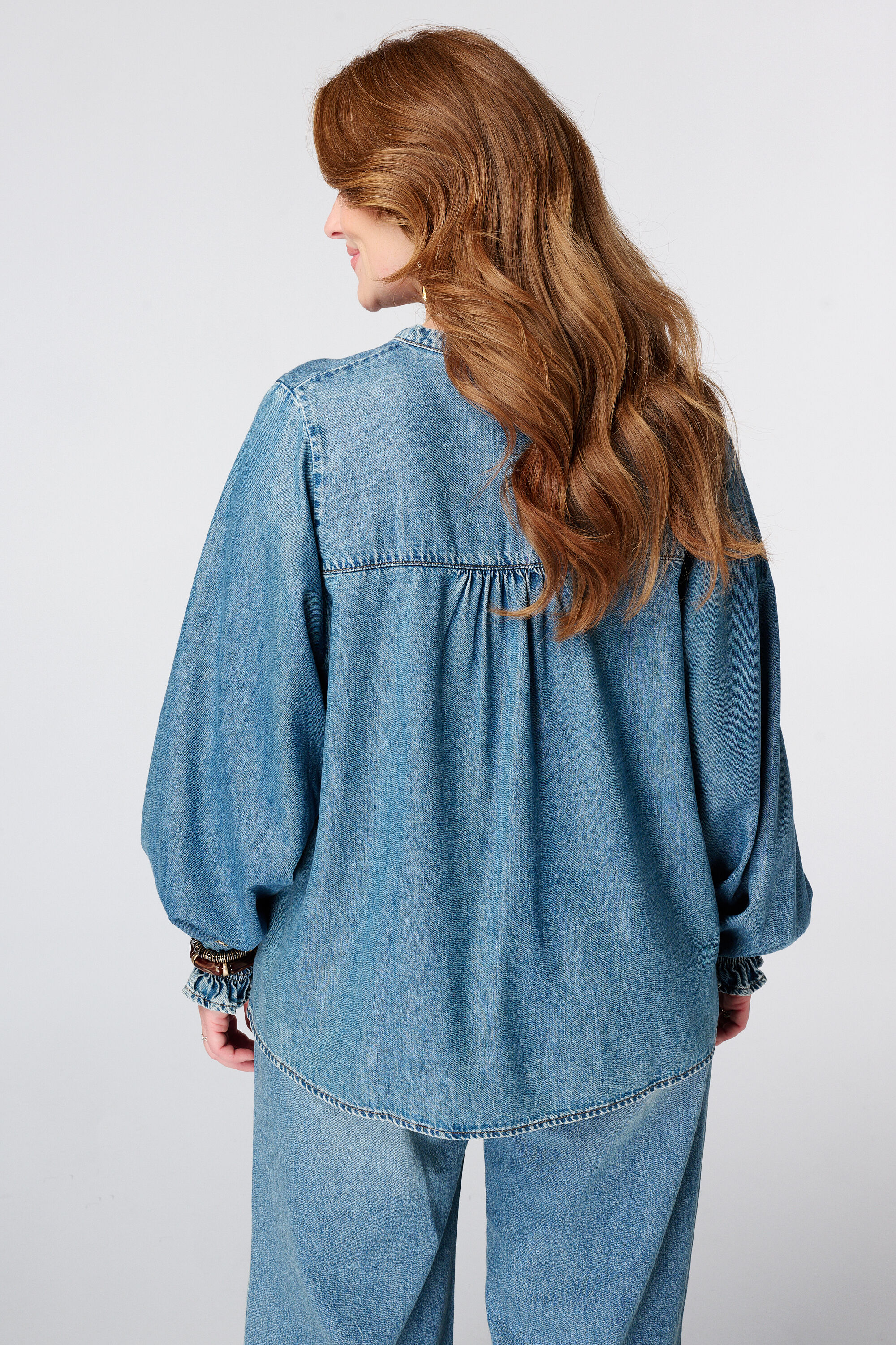 Denim blouse met trompetmouwen image number 1