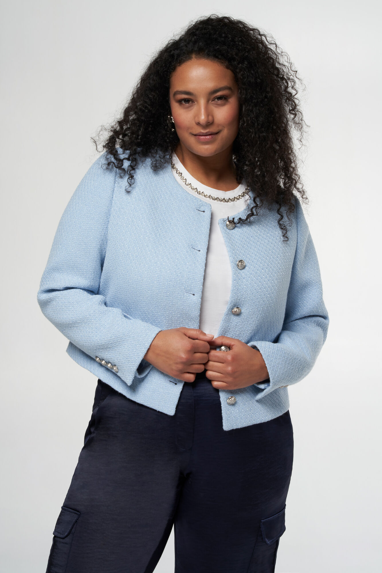 Kort tweed jasje met metalen knopen image number 6