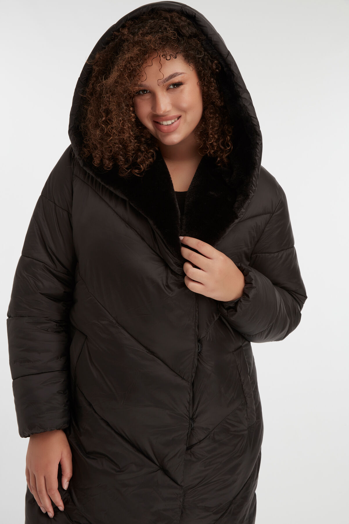 Gewatteerde jas met capuchon image number 4