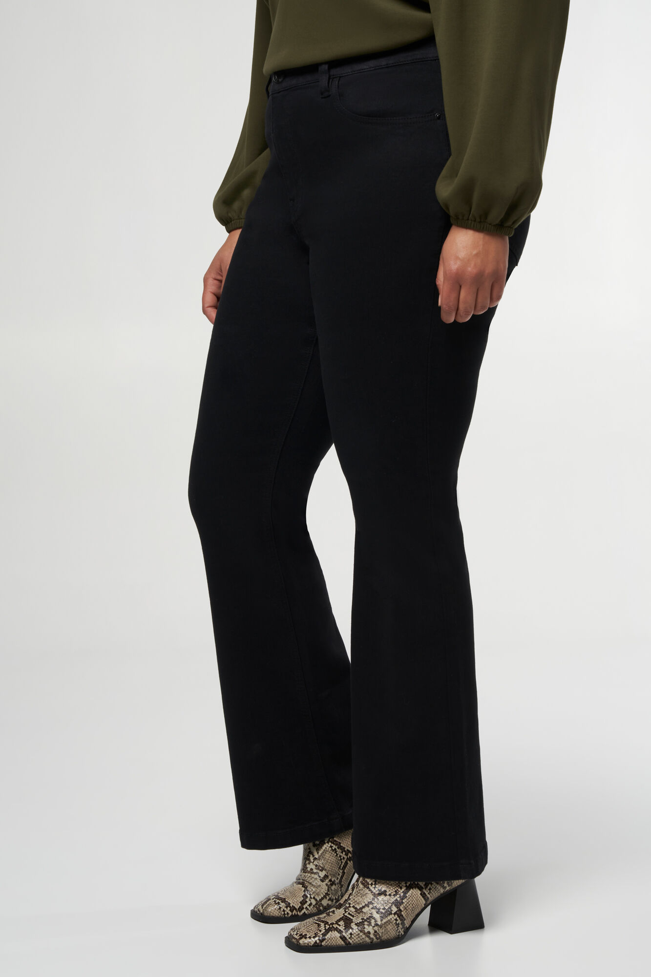 Flared leg jeans JASMIN image number 5