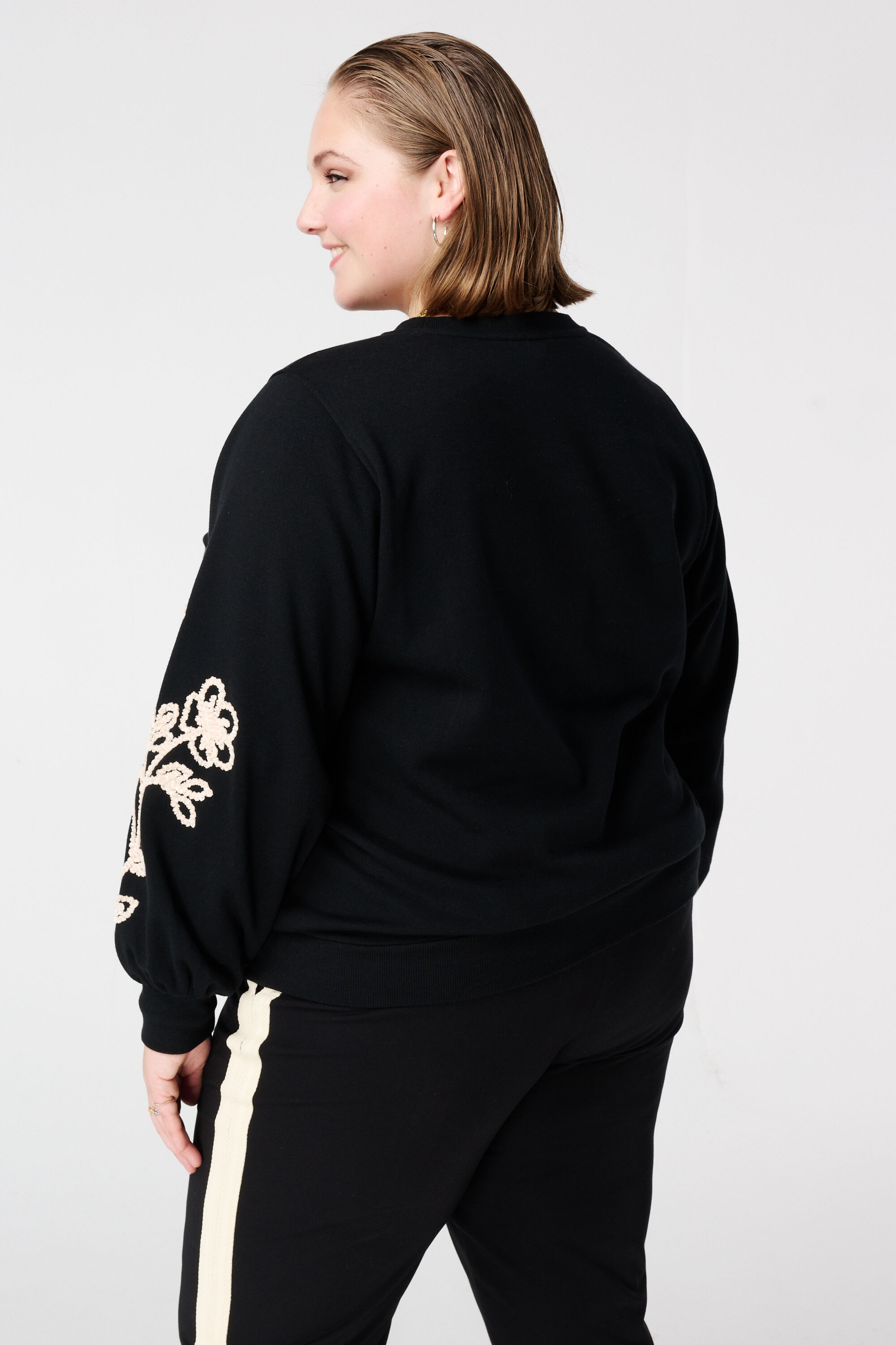 Trui met zachte embroidery op de mouwen image number 3