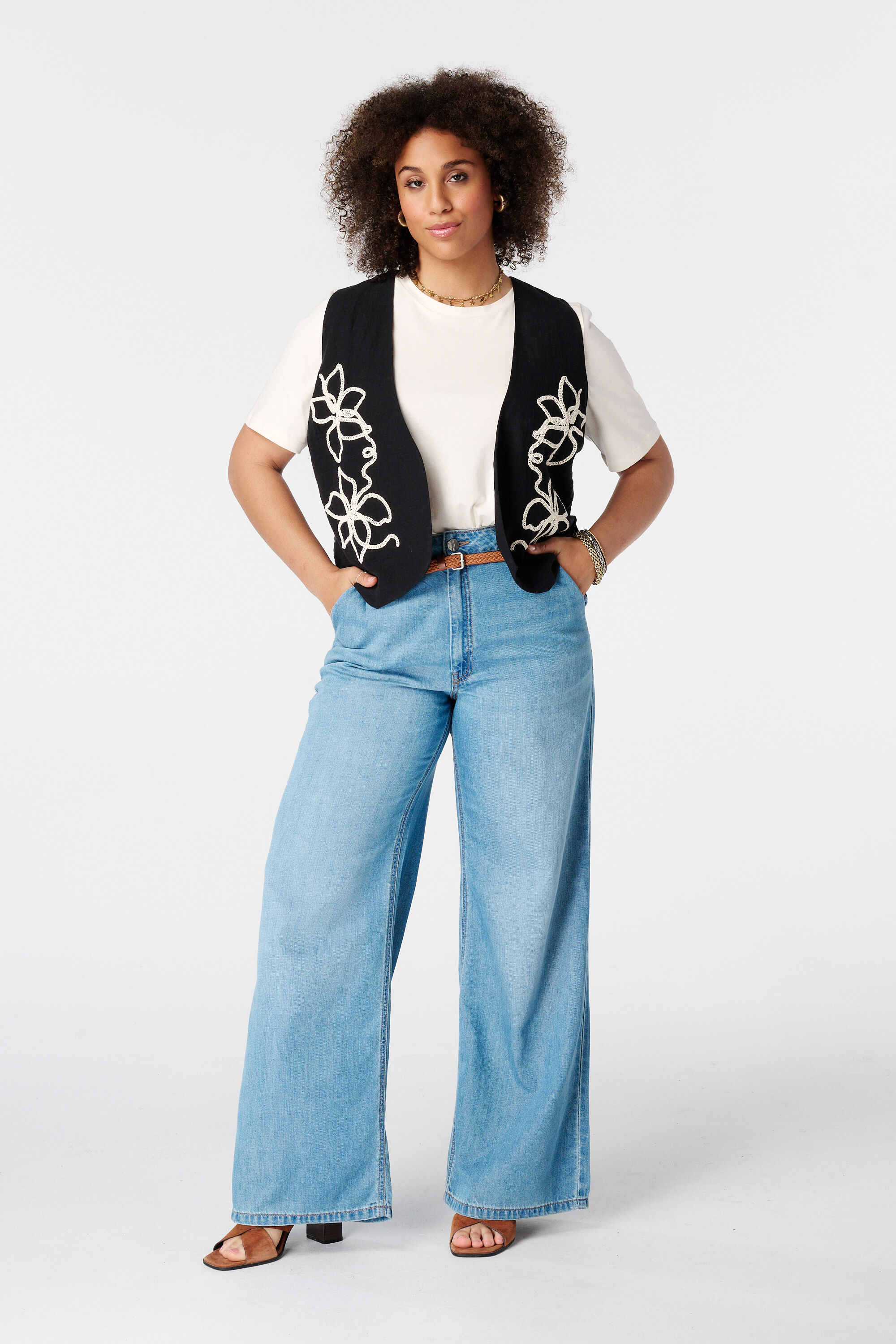 Kort gilet met embroidery image number 5