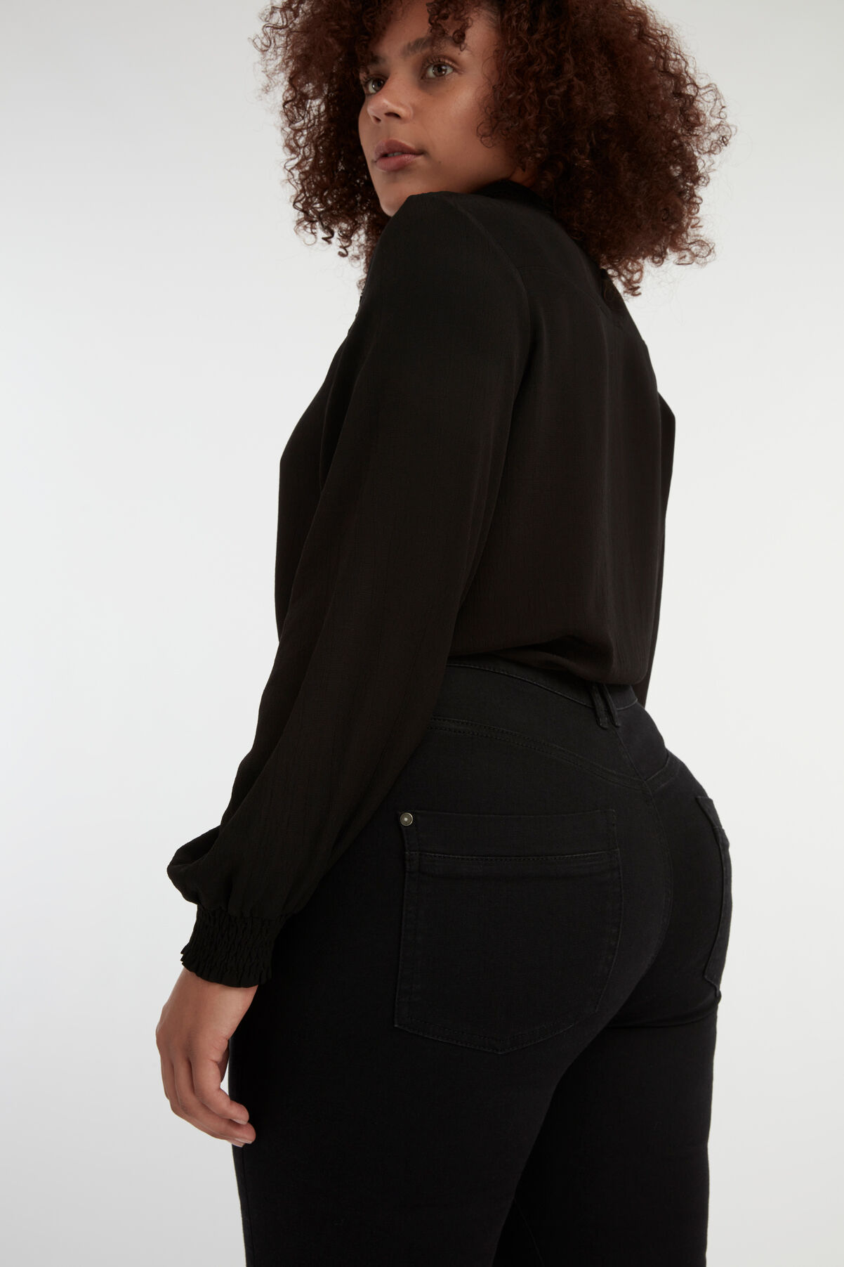 Magic Simplicity flared leg SHAPES jeans image number 4