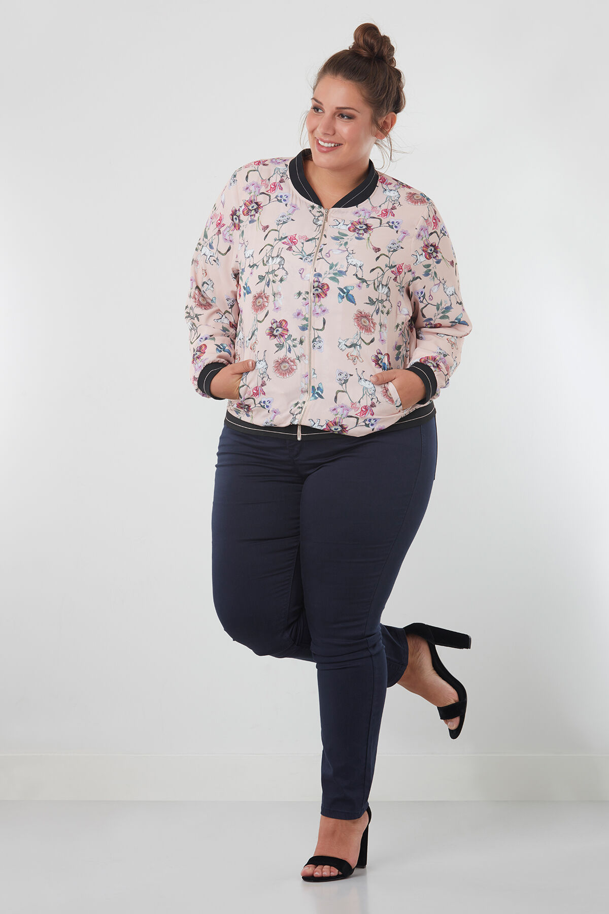 Bomberjasje met bloemenprint image number 3