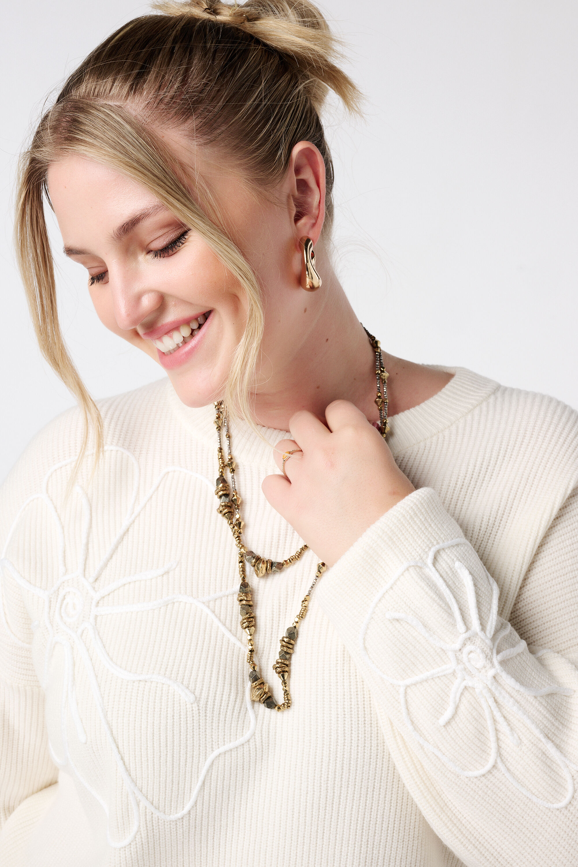 Trui met geborduurde bloemen image number 4