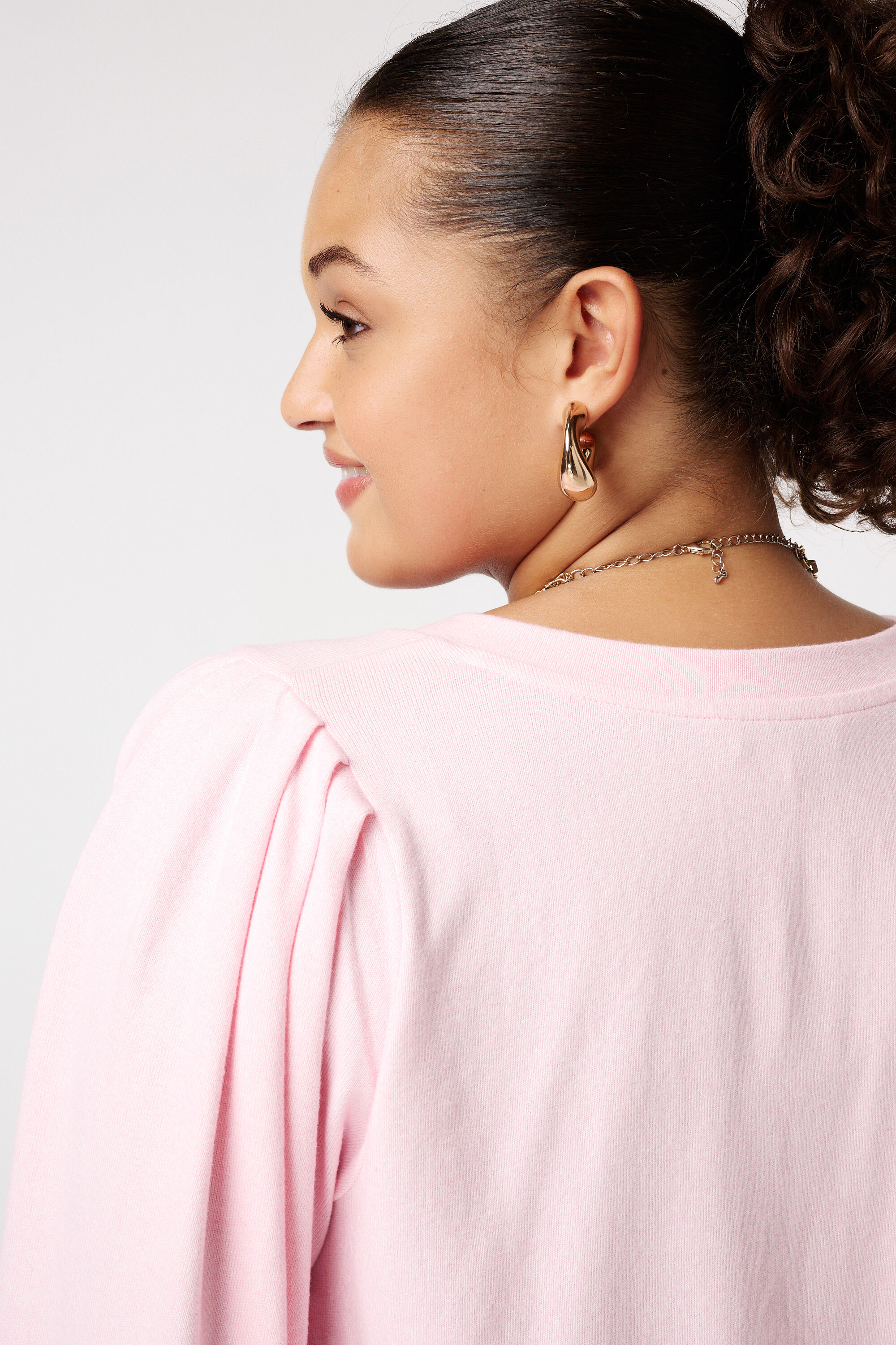 Fijn gebreide trui met pofmouwen image number 4