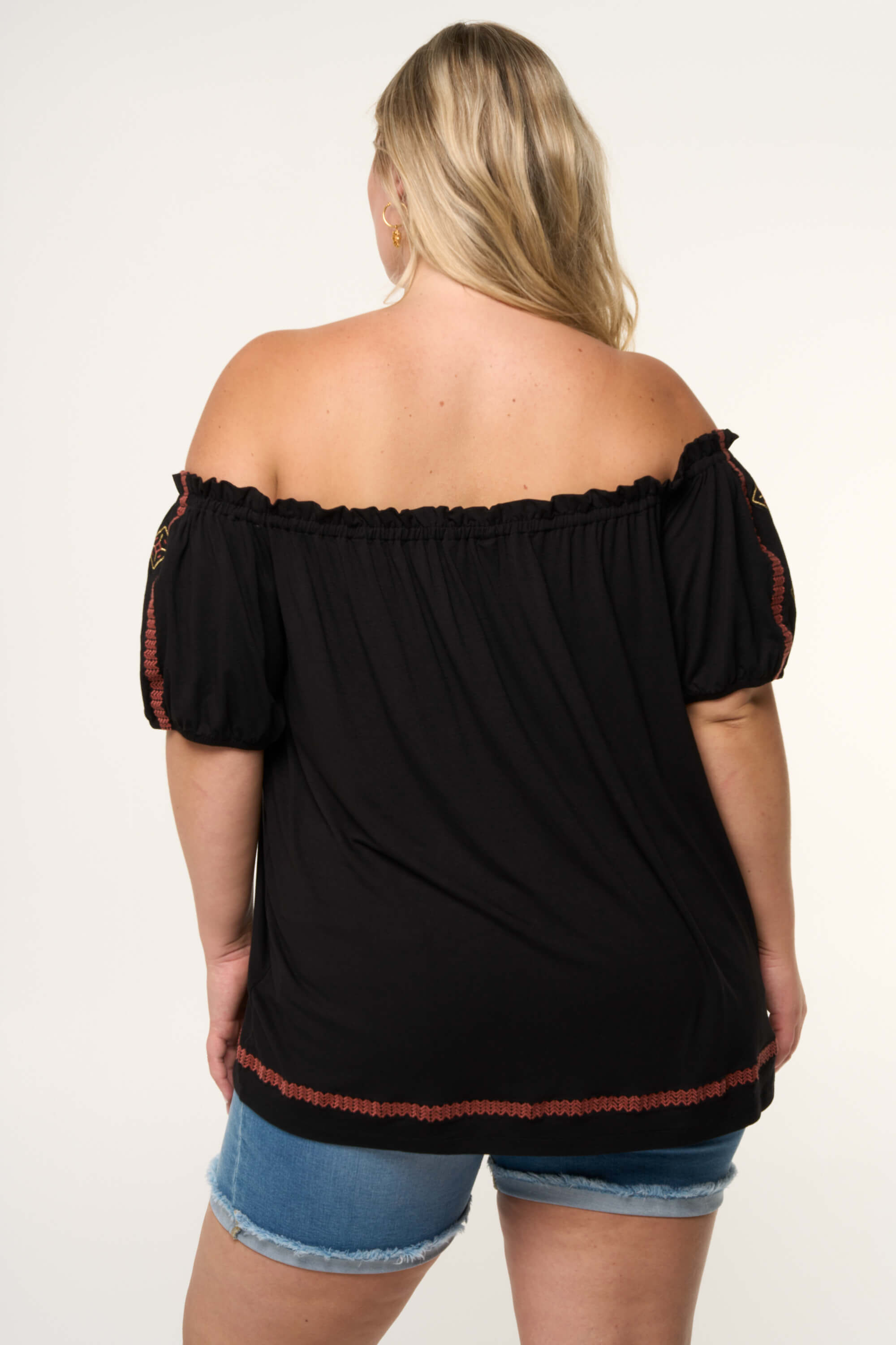 Off-shoulder top met details image number 4