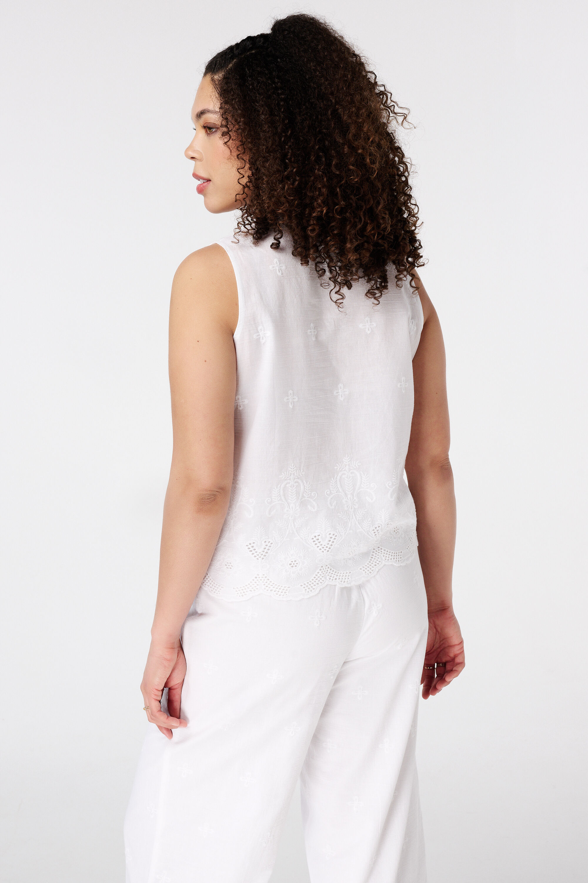 Mouwloze blouse met borduursel image number 3