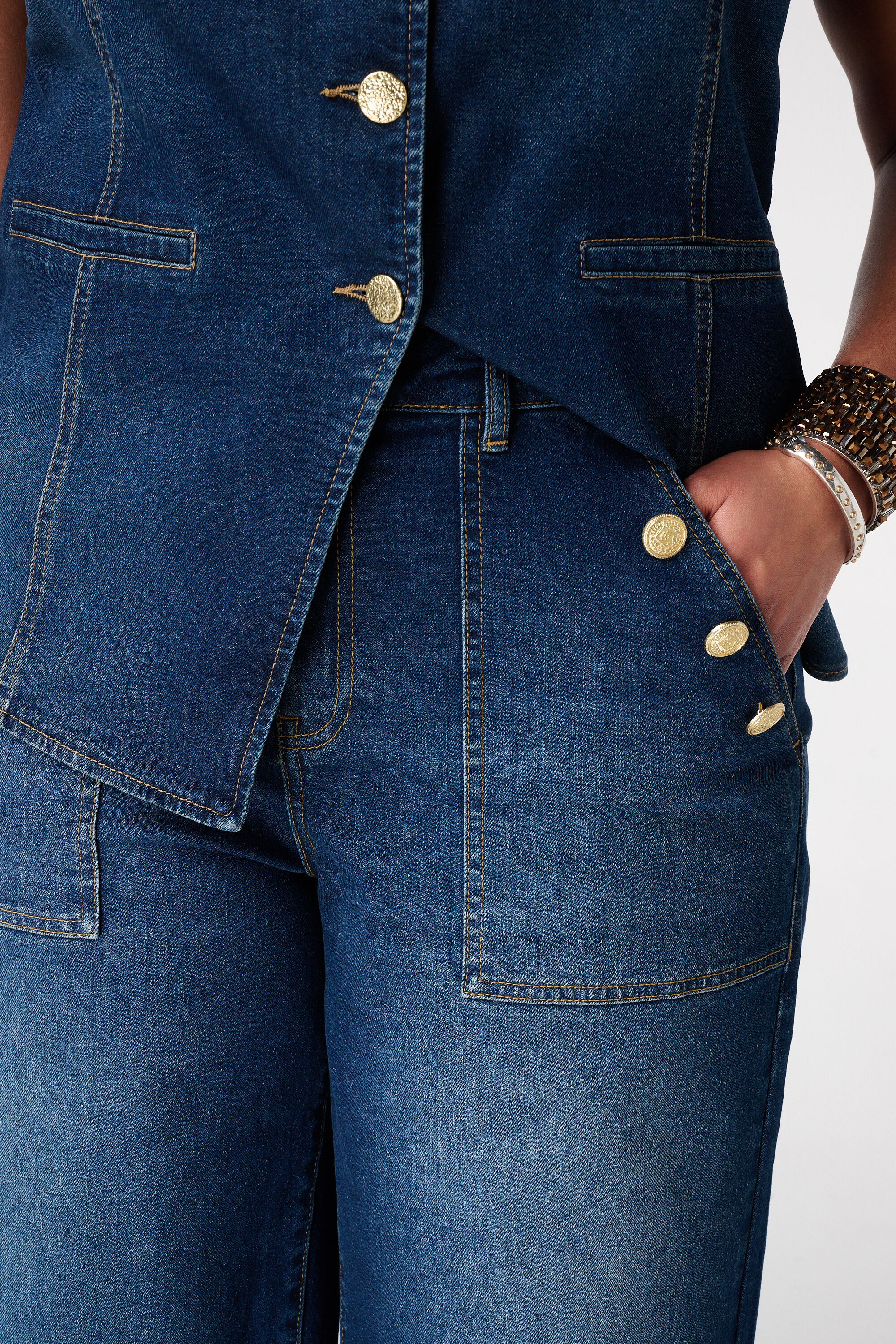 Wide leg jeans met sierknopen image number 4