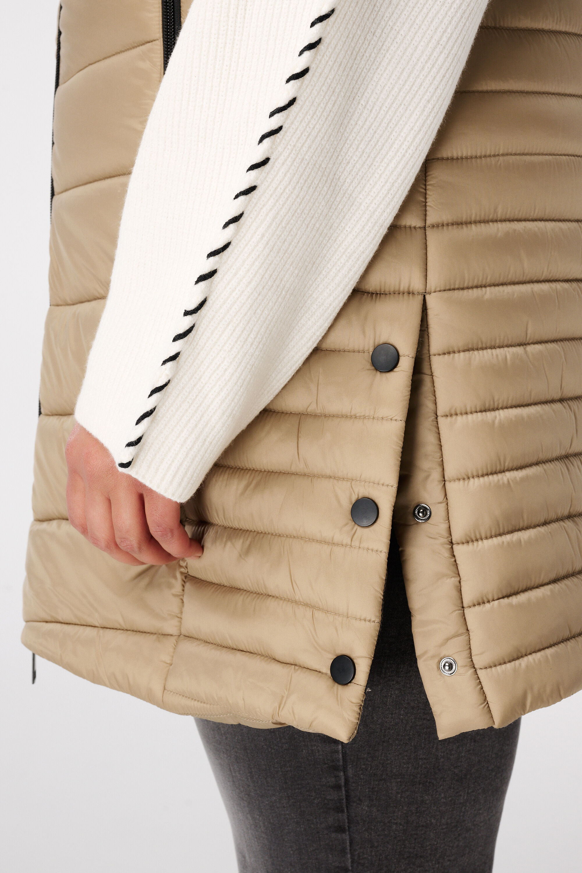 Lange bodywarmer met capuchon image number 6