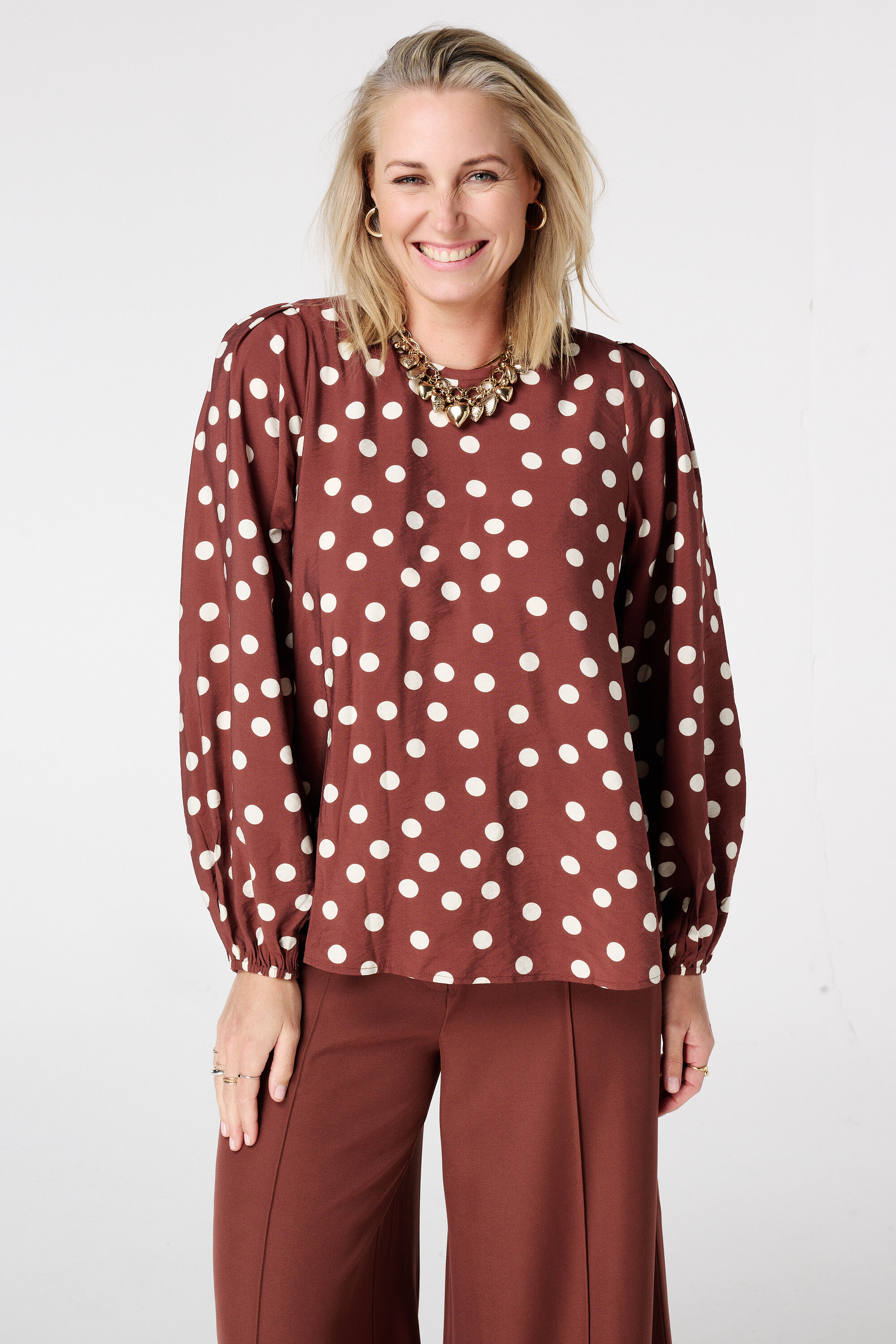 Blouse met polkadot en striksluiting