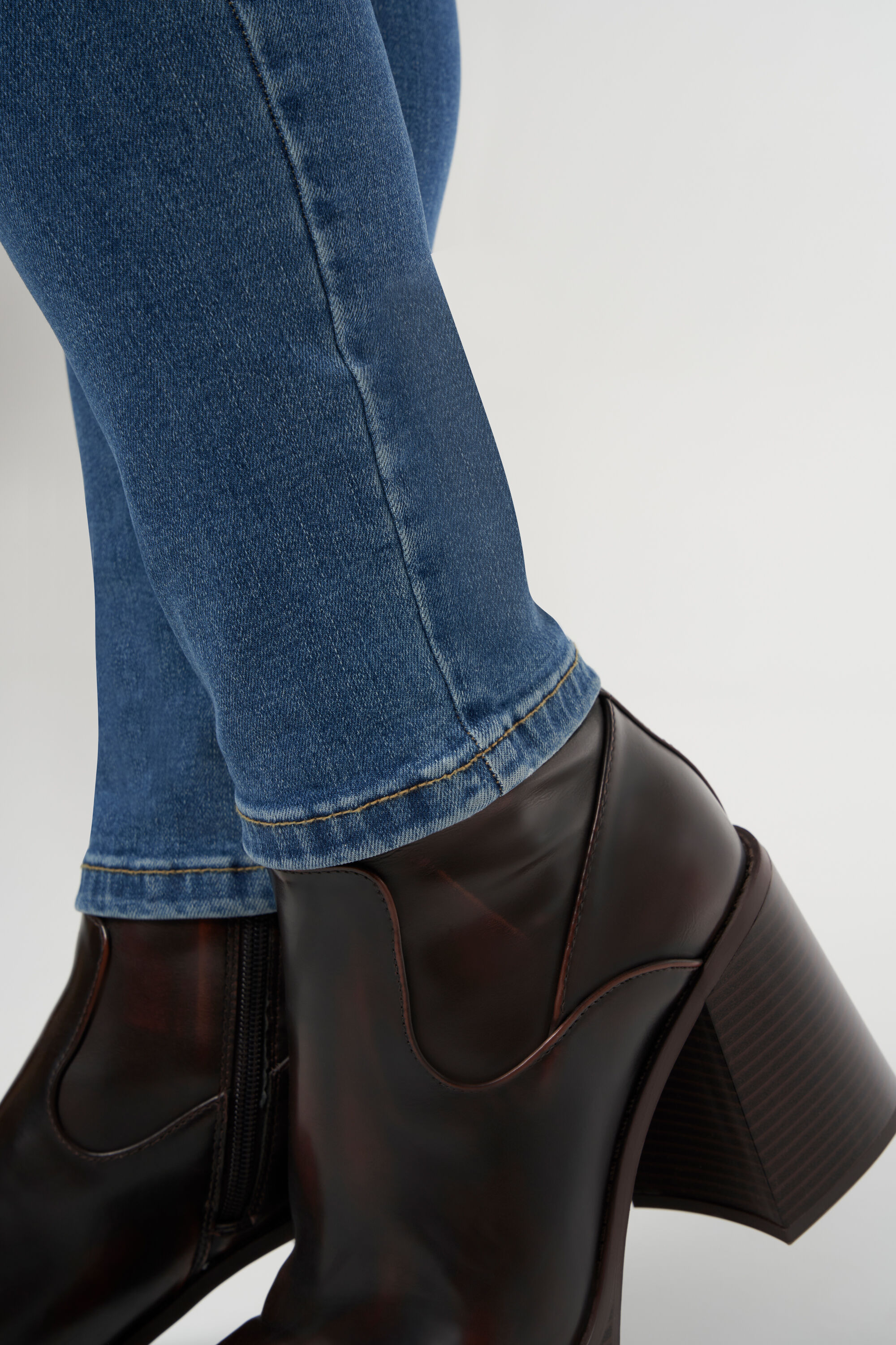 Skinny leg high waist jeans CHERRY image number 4