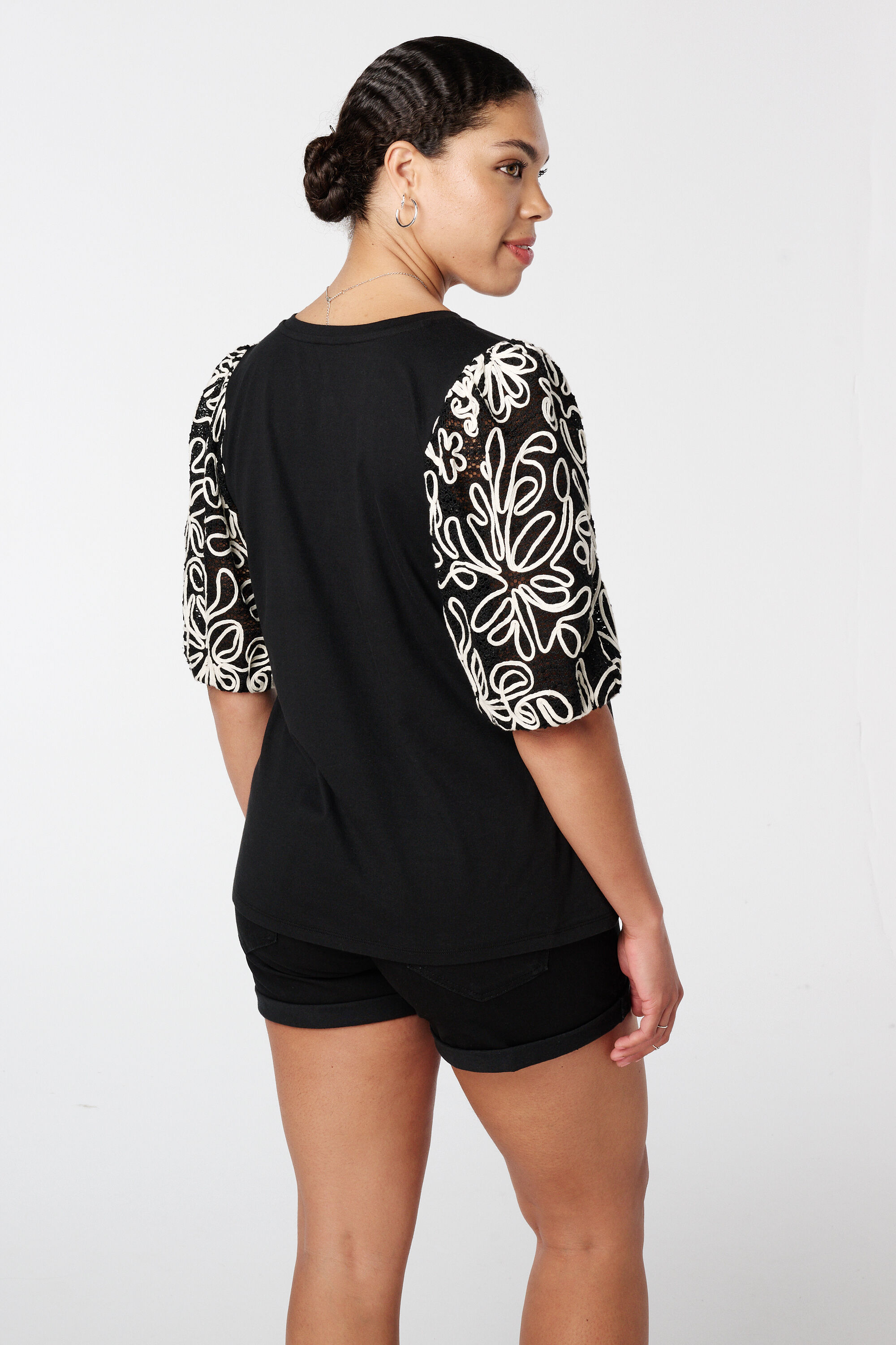 T-shirt met geborduurde mouwen image number 3