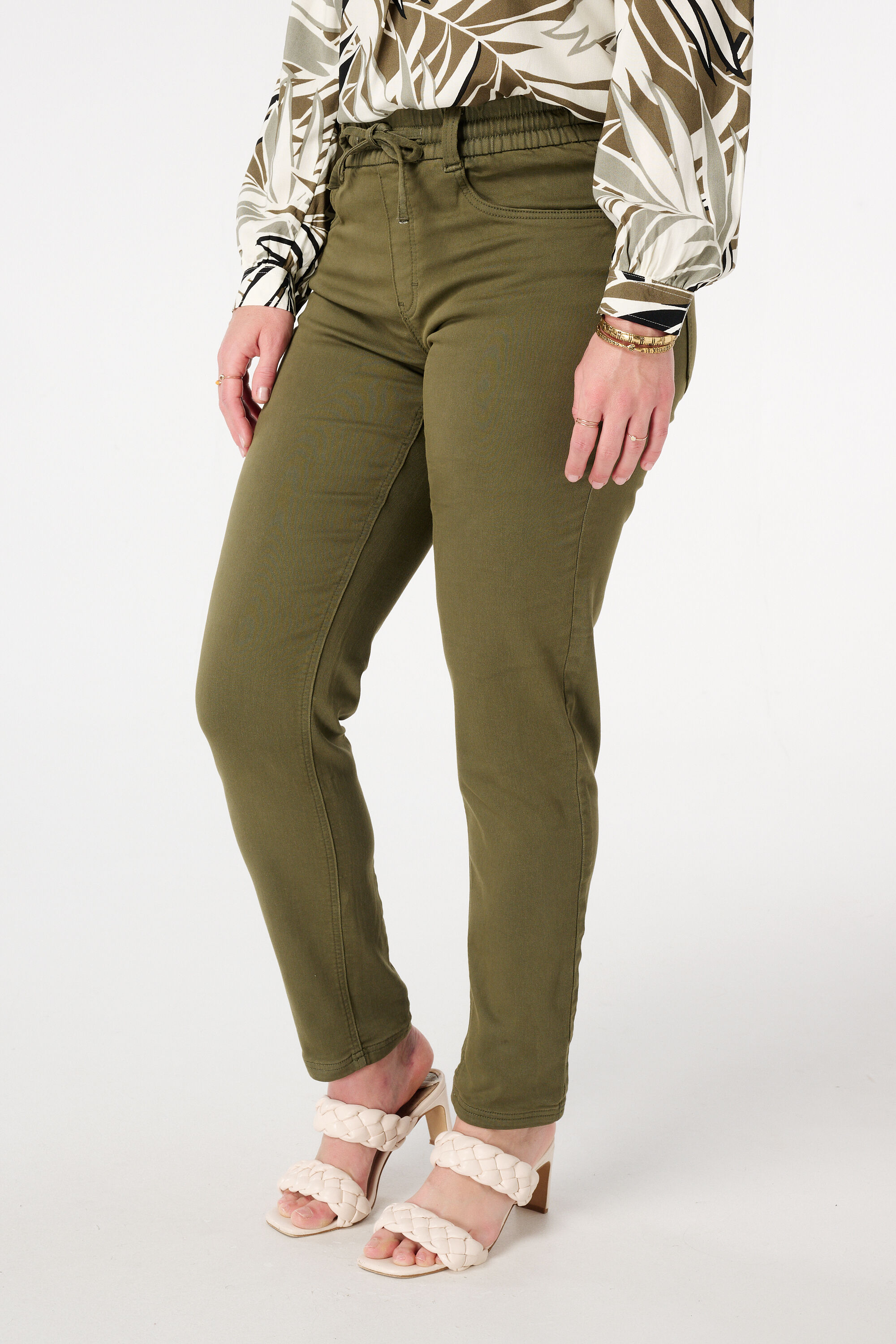 Straight leg jeans met elastische taille image number 5