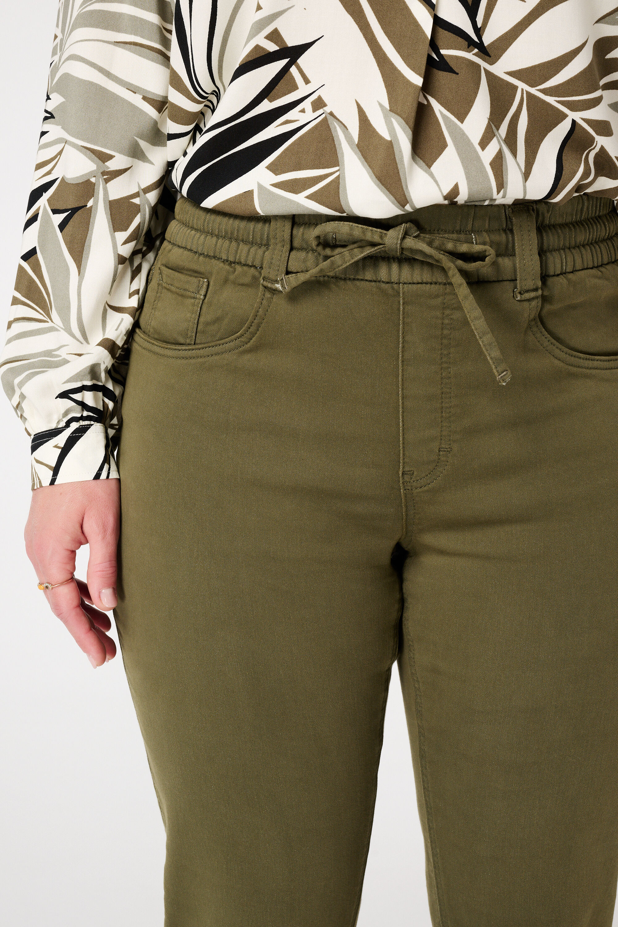 Straight leg jeans met elastische taille image number 4