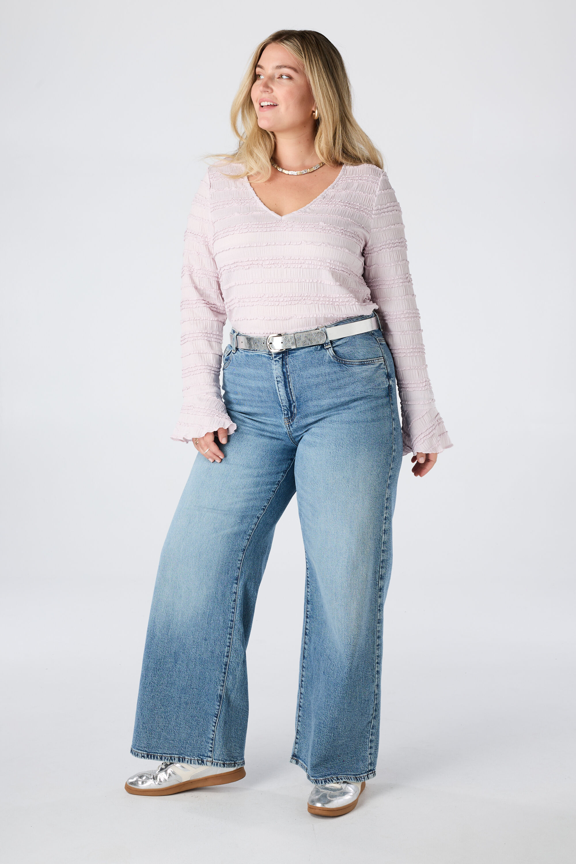 Kanten top met ruffles en trompetmouwen image number 3
