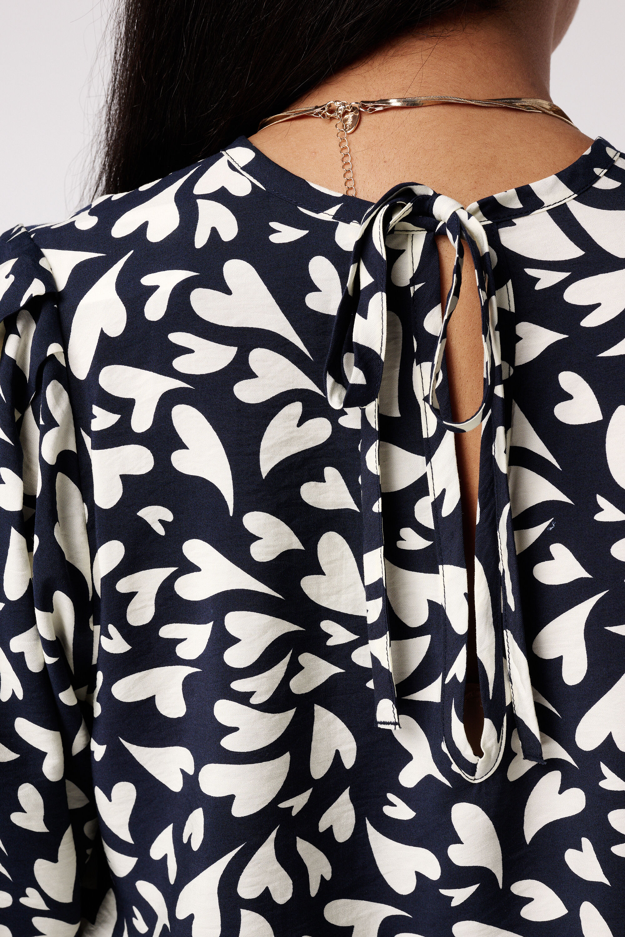 Blouse met polkadot en striksluiting image number 6