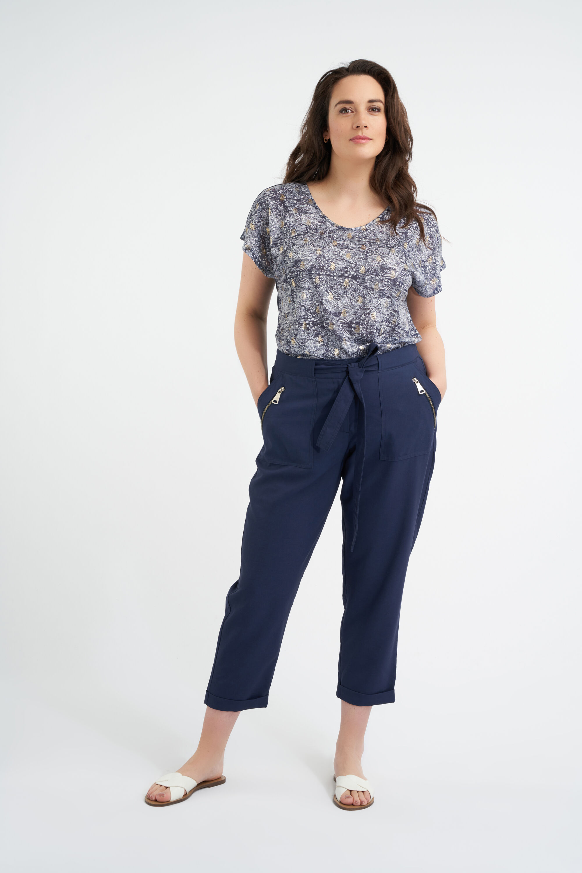 Losvallende 3/4 pantalon met strikceintuur image number 4