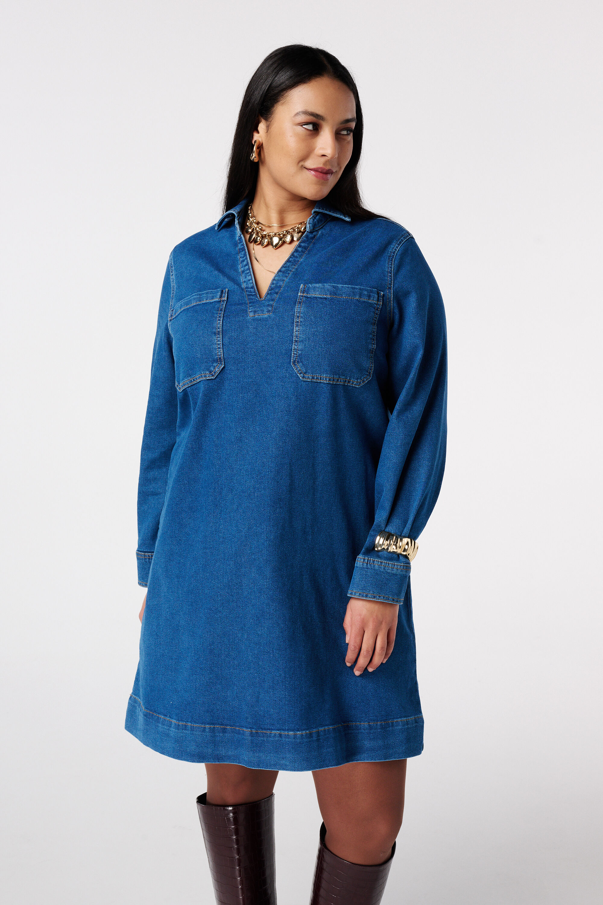 Spijkerjurk met v-hals image number 5