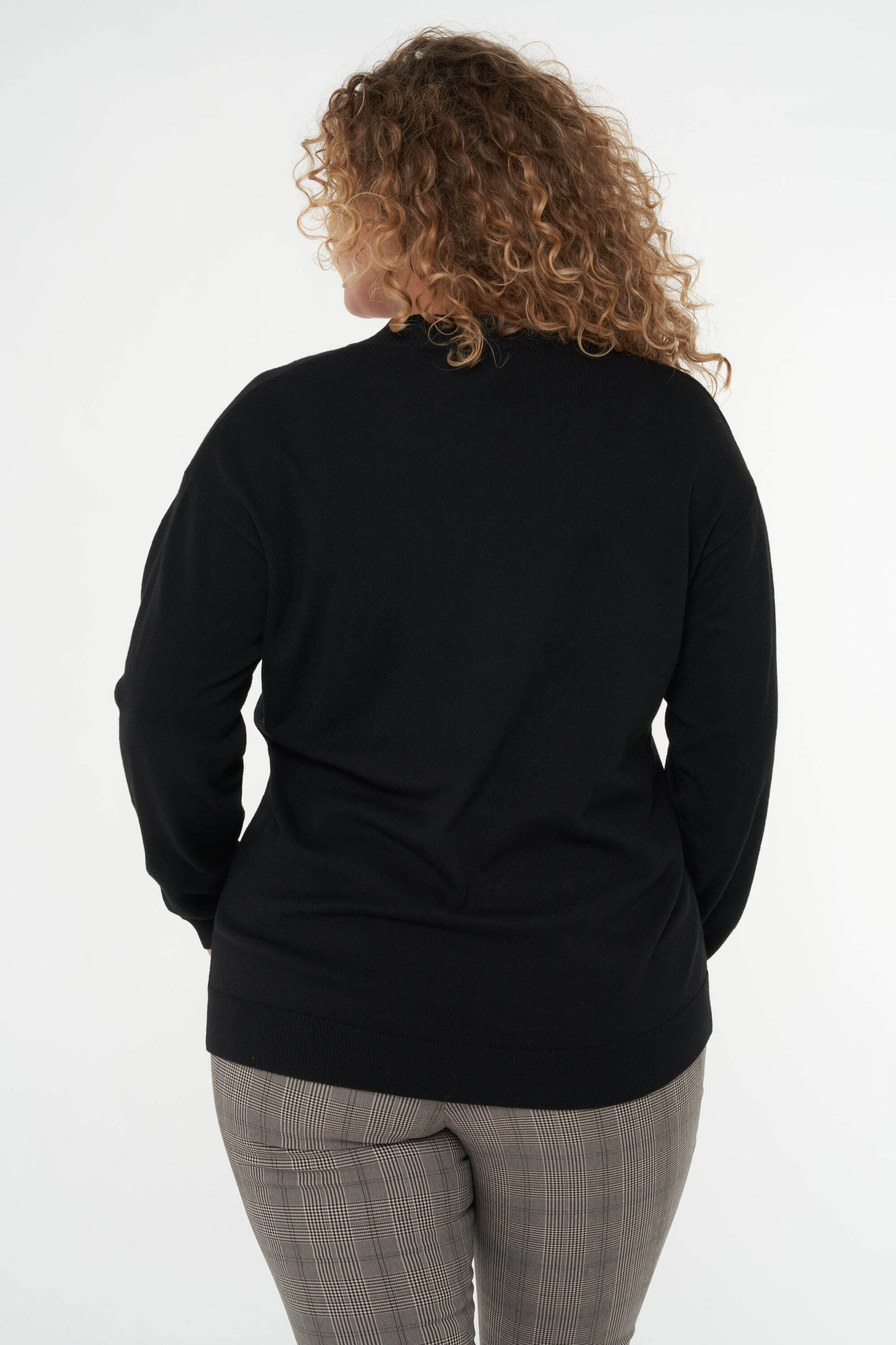 Fijngebreid vest met knopen image number 4