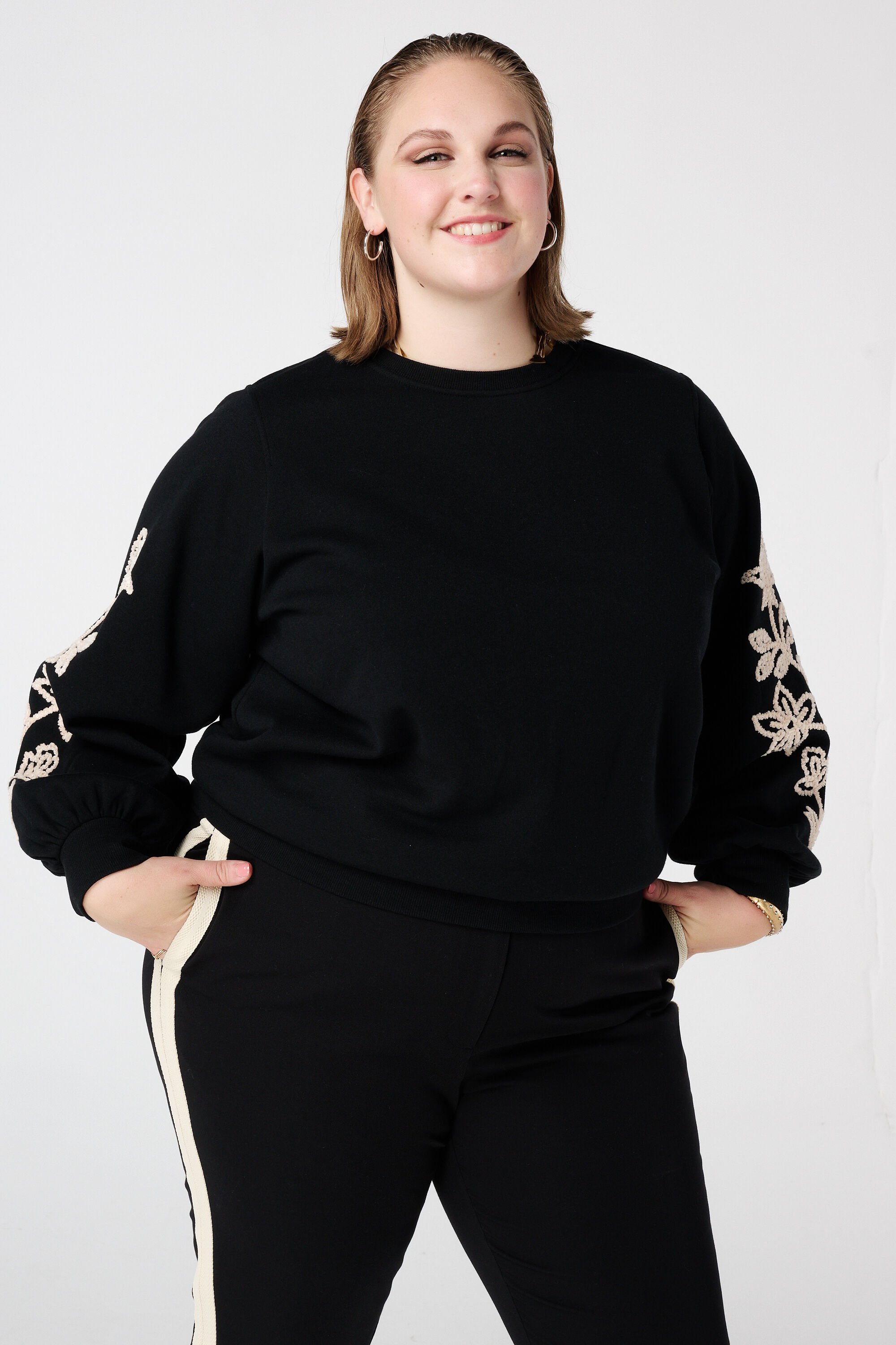 Trui met zachte embroidery op de mouwen