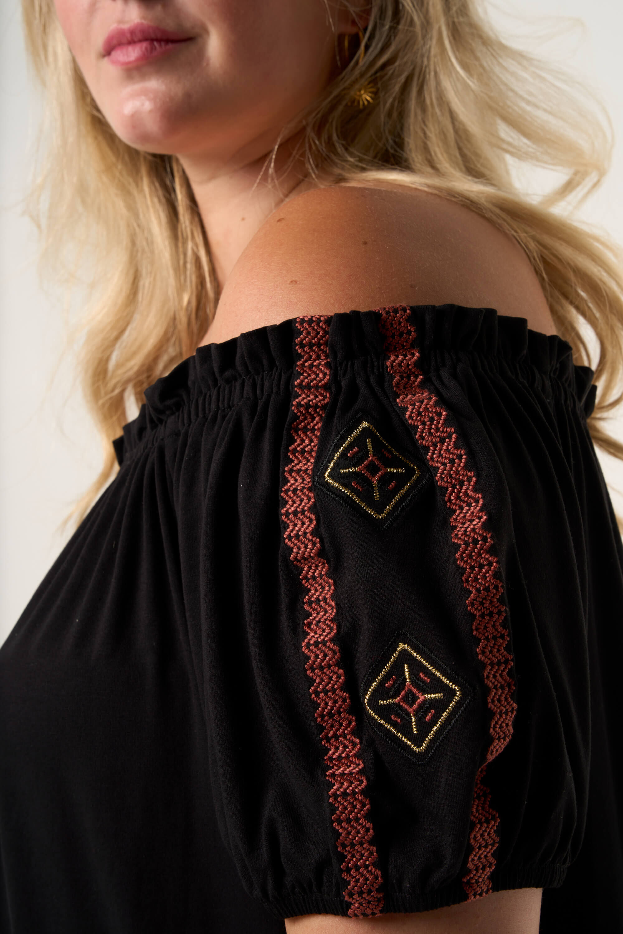 Off-shoulder top met details image number 5