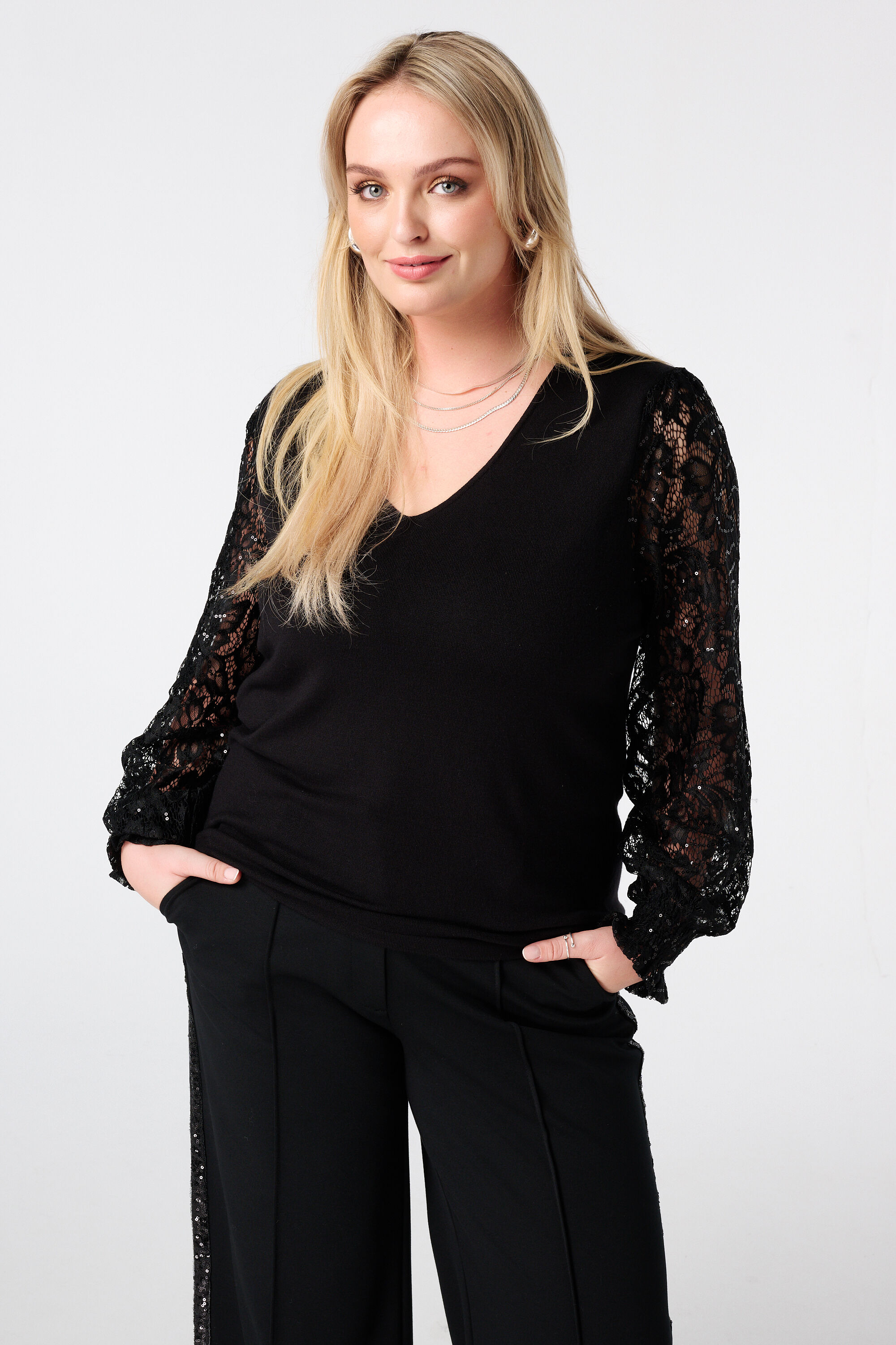 Trui met kanten mouwen en pailletten