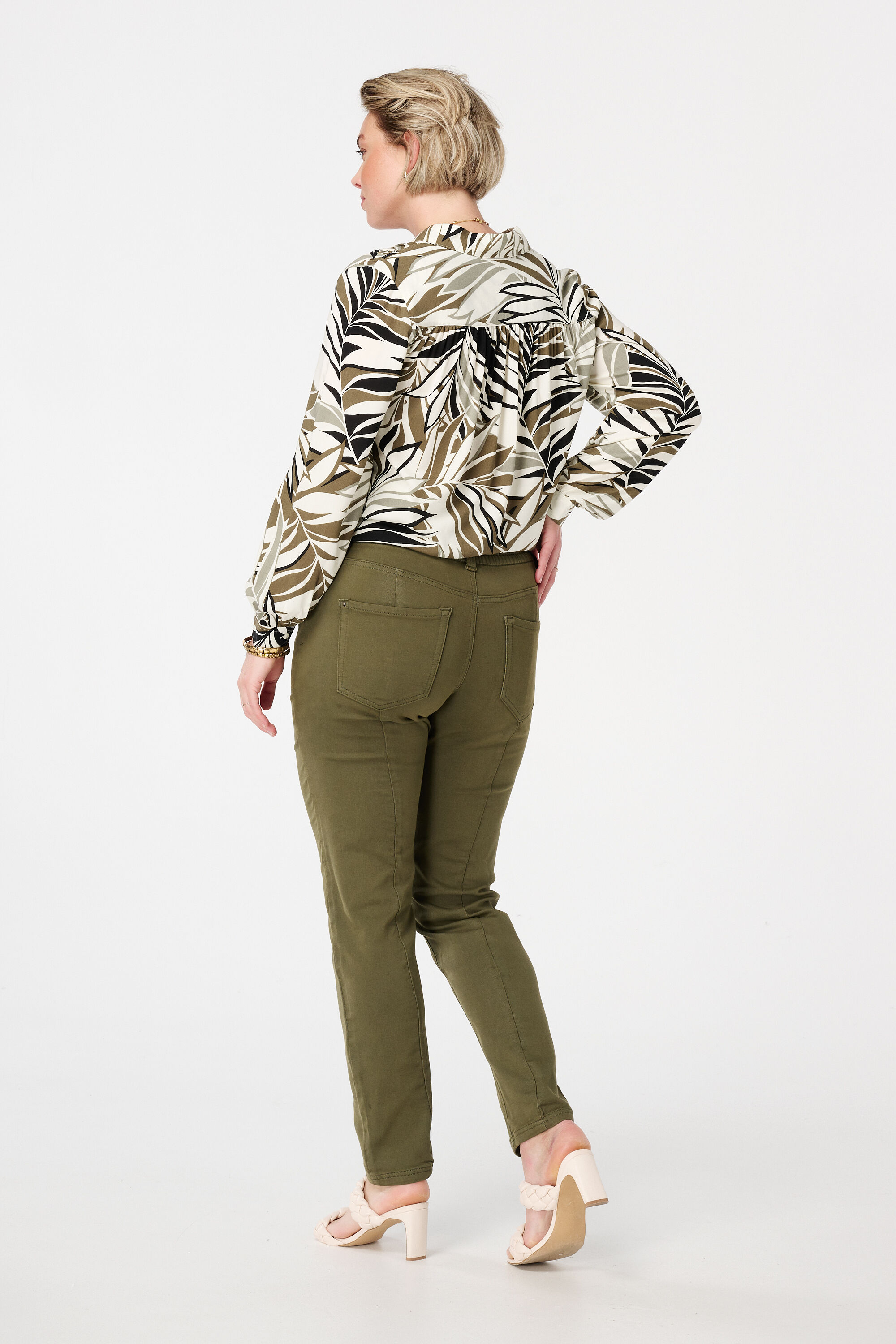 Straight leg jeans met elastische taille image number 3