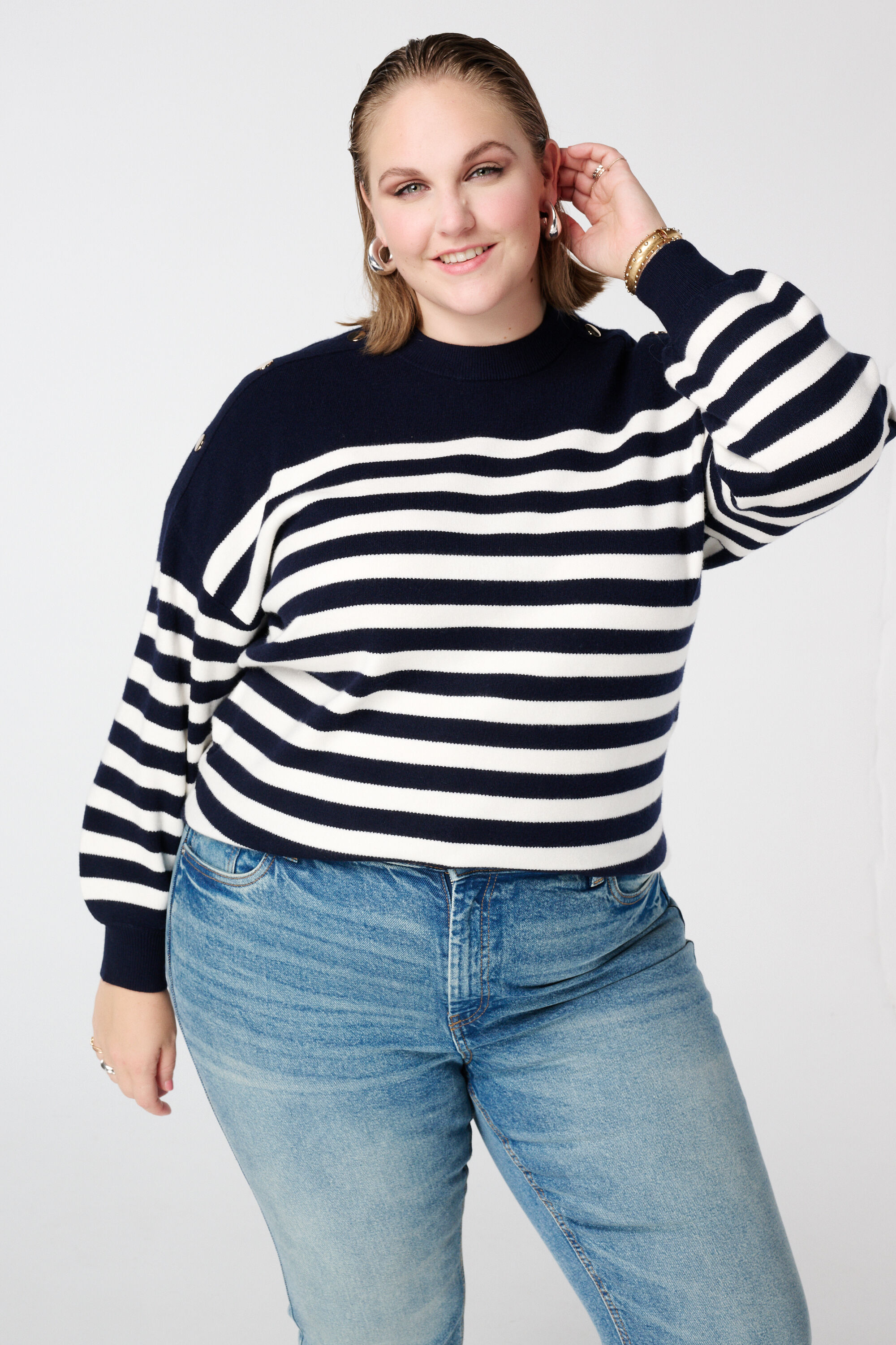 Gestreepte trui met knoopdetail