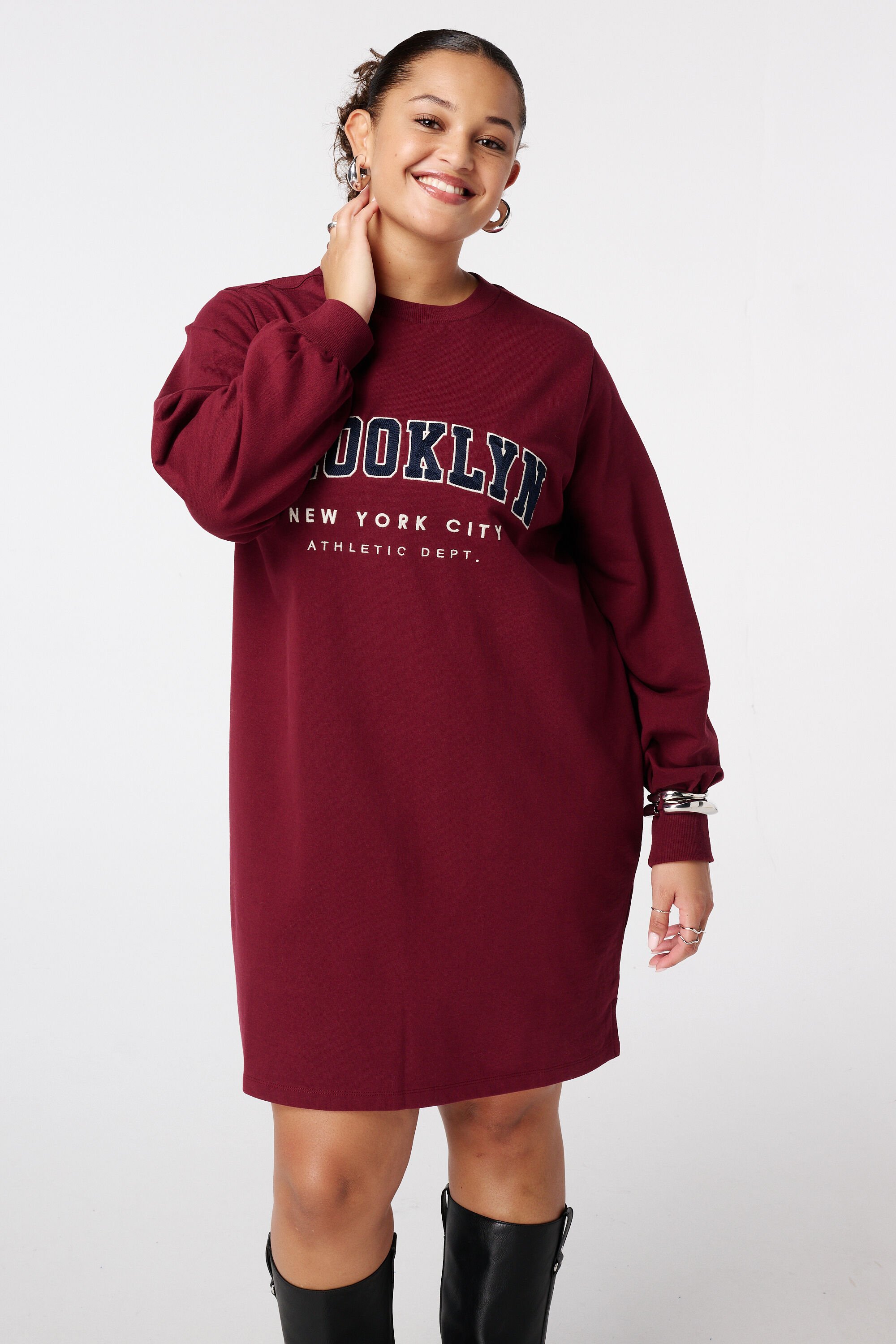 Sweater dress met tekst image number 5