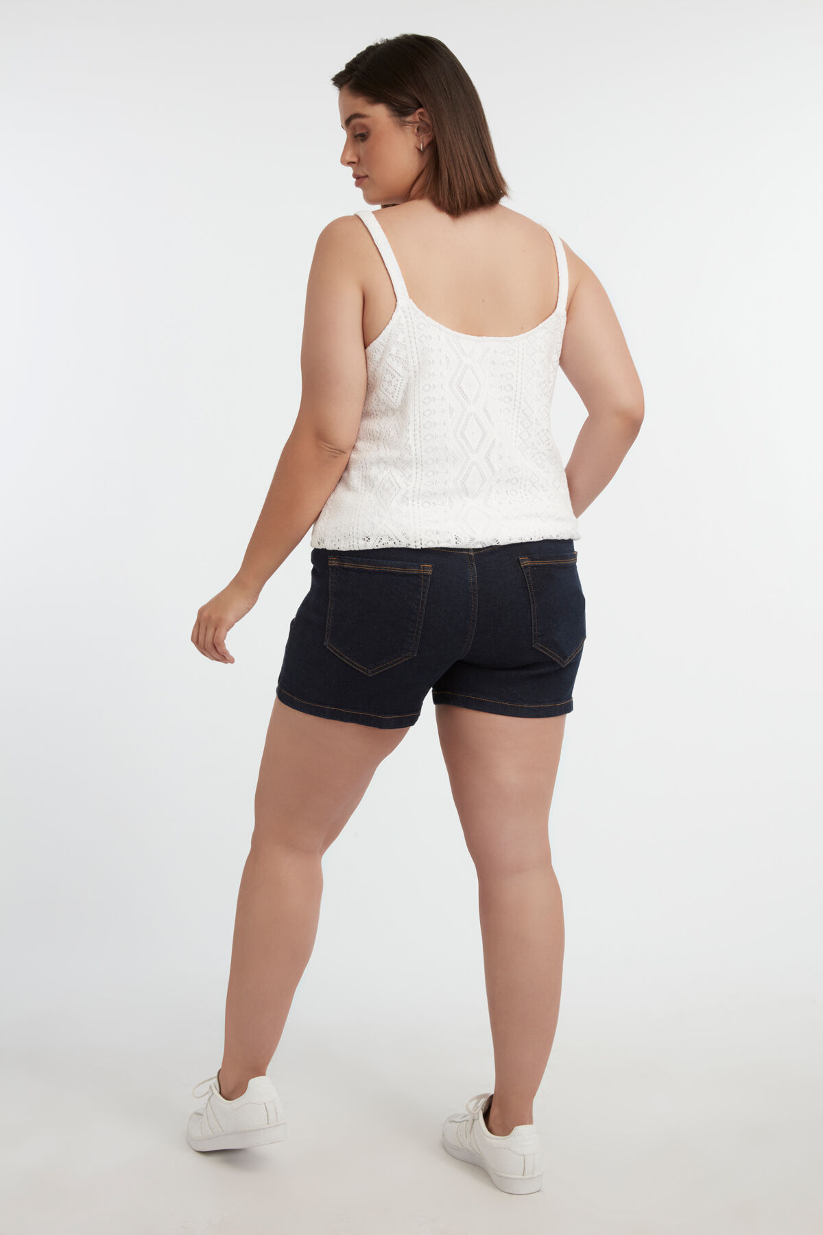 Short met knoopsluiting image number 4