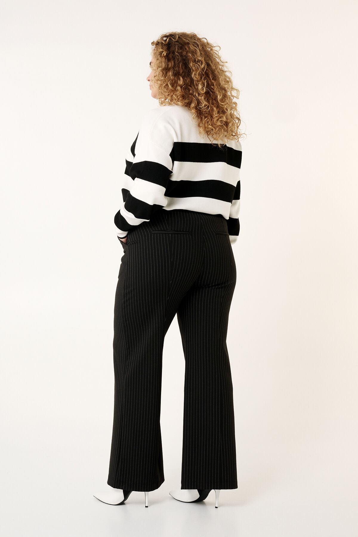 Pantalon met krijtstrepen en wijde pijpen image number 3