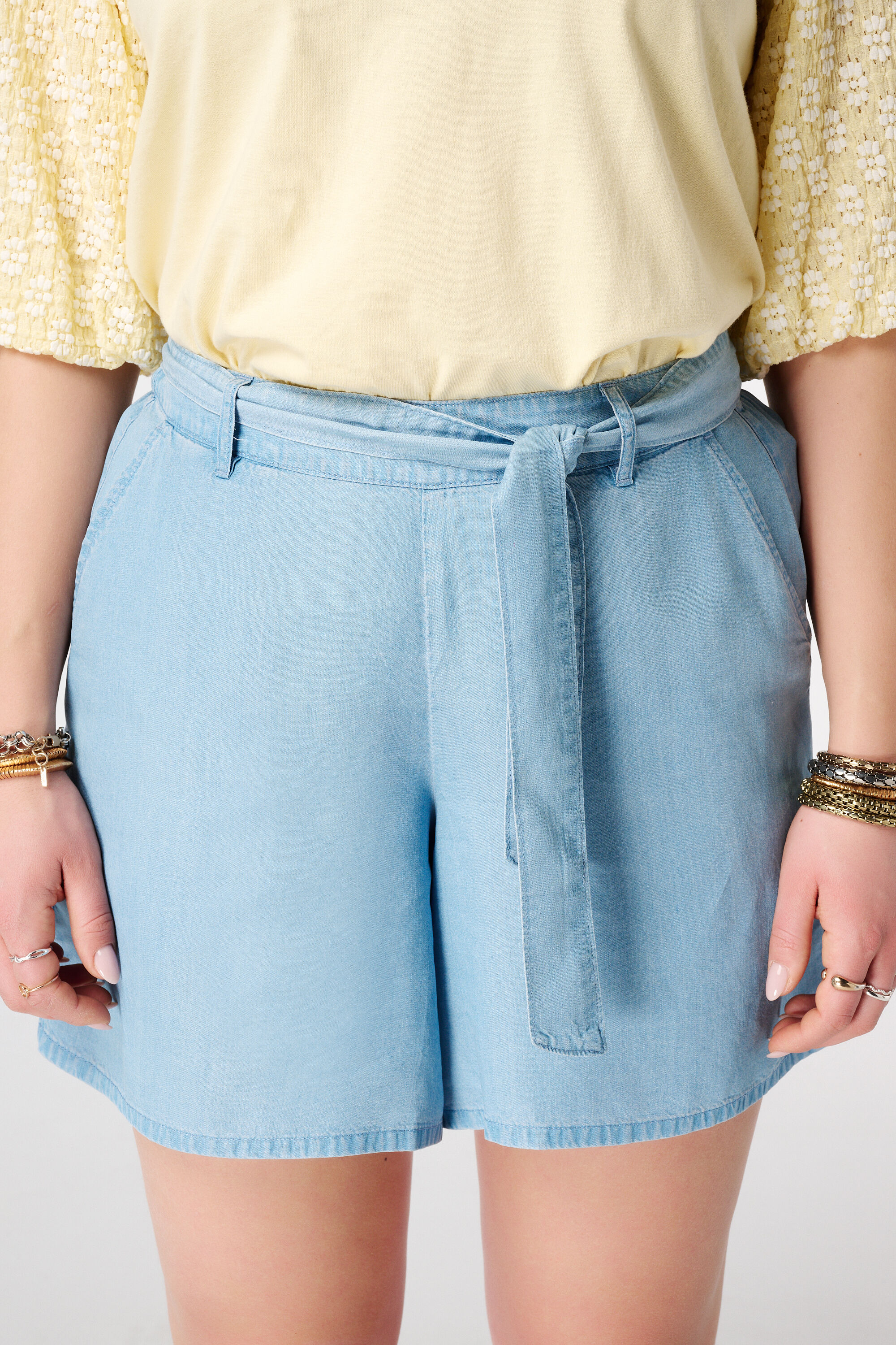 Short in denim look image number 4