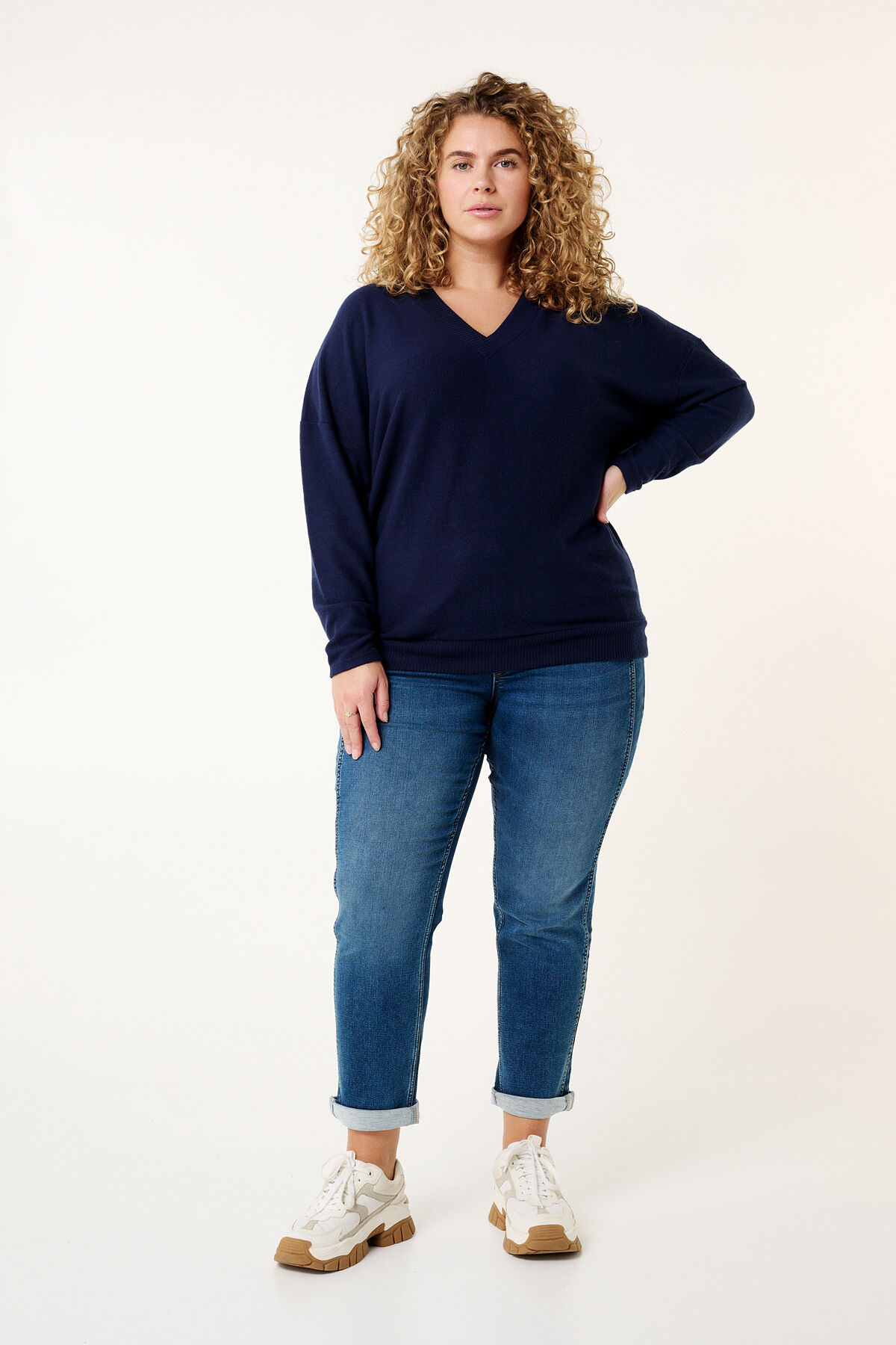 Ruimvallende trui met v-hals image number 5