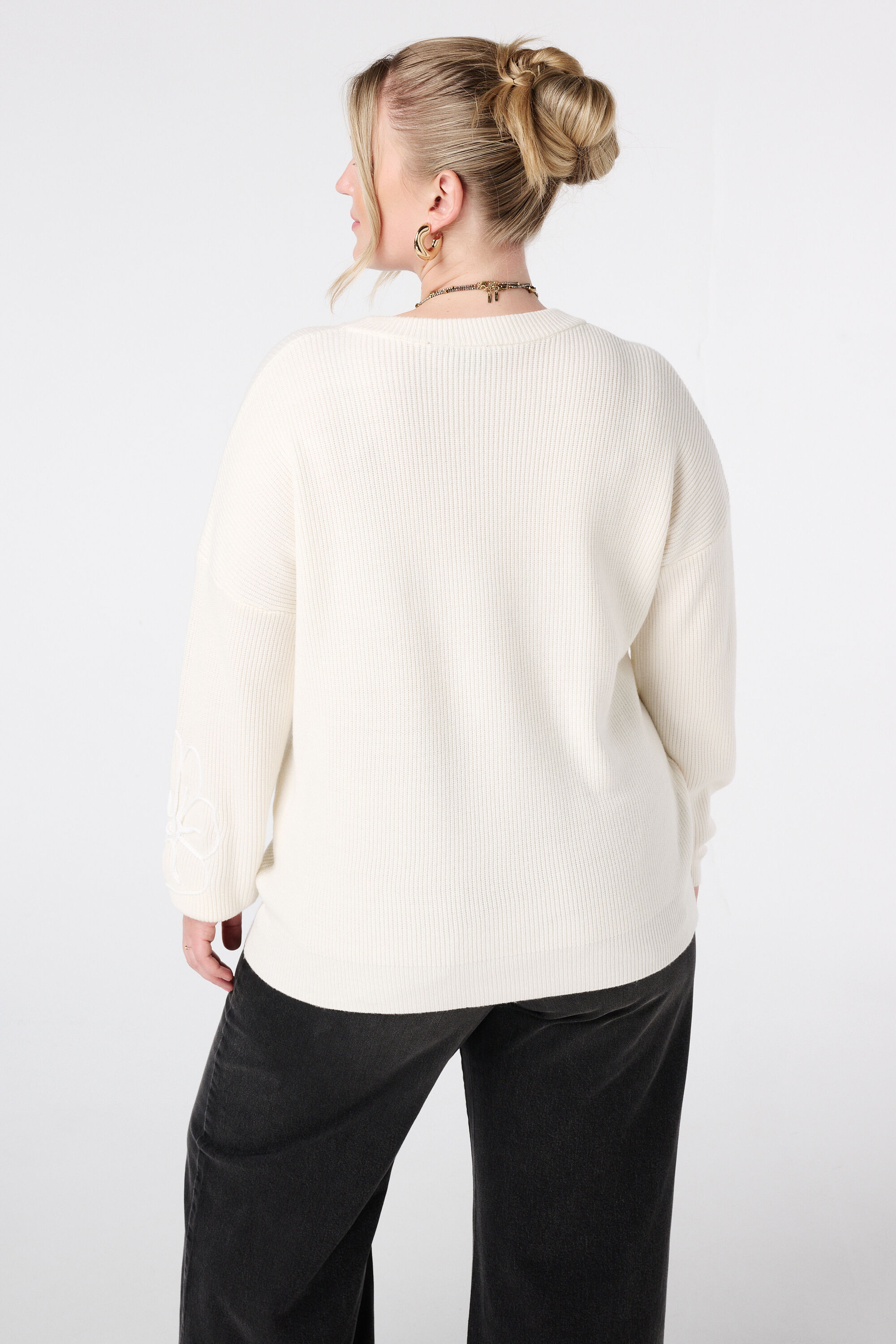 Trui met geborduurde bloemen image number 3