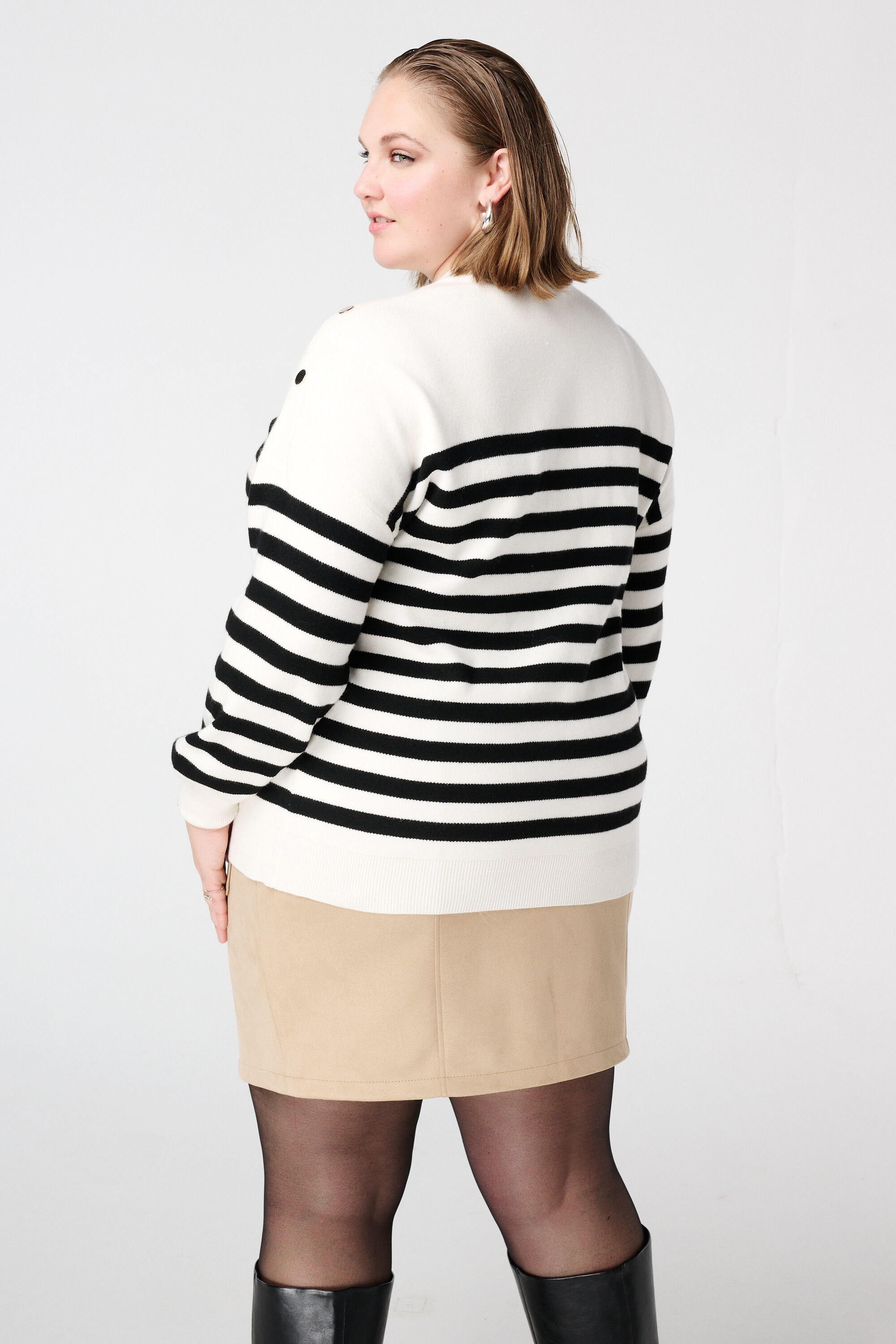 Gestreepte trui met knoopdetail image number 3