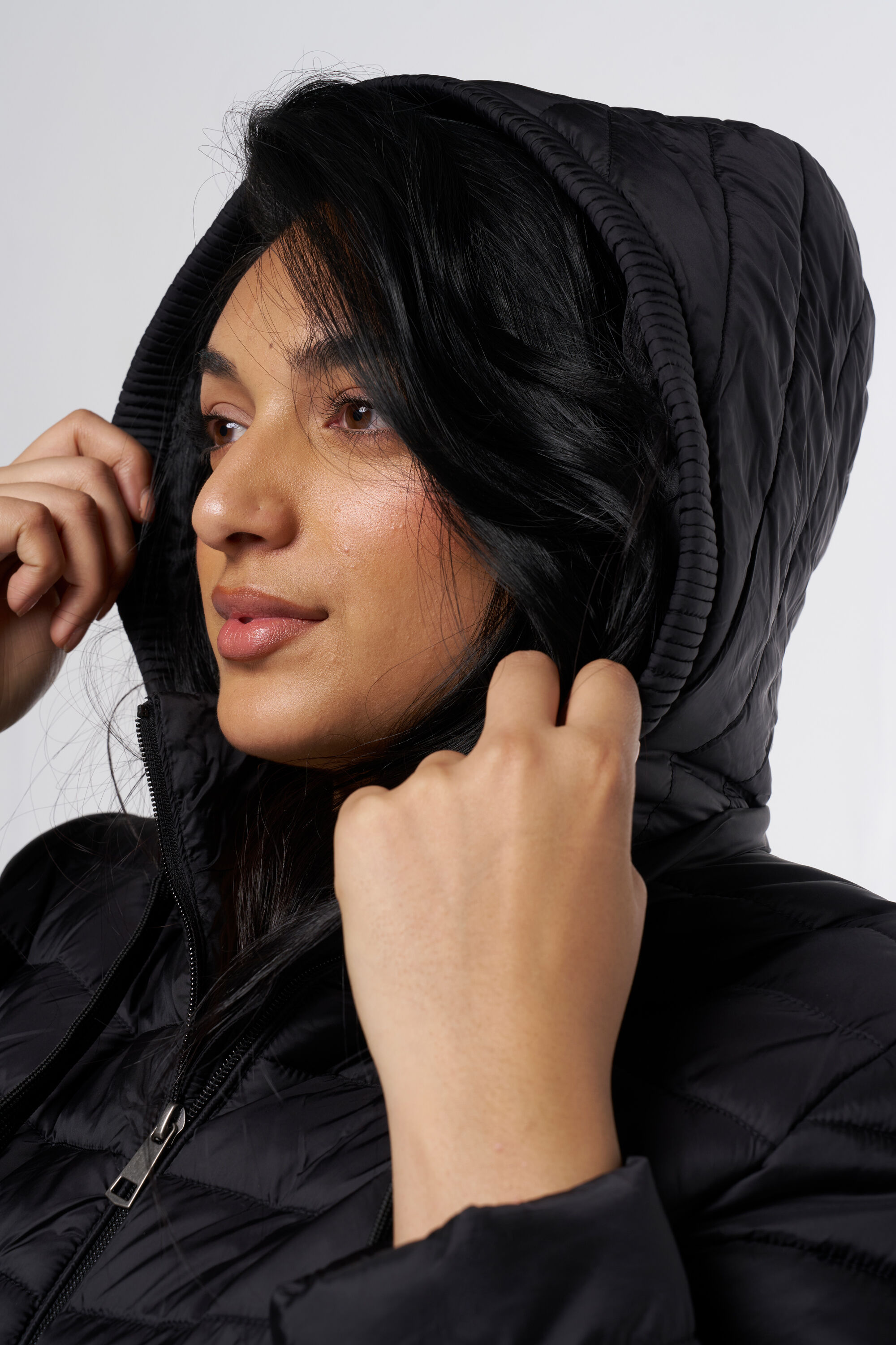 Gewatteerde jas met capuchon image number 4