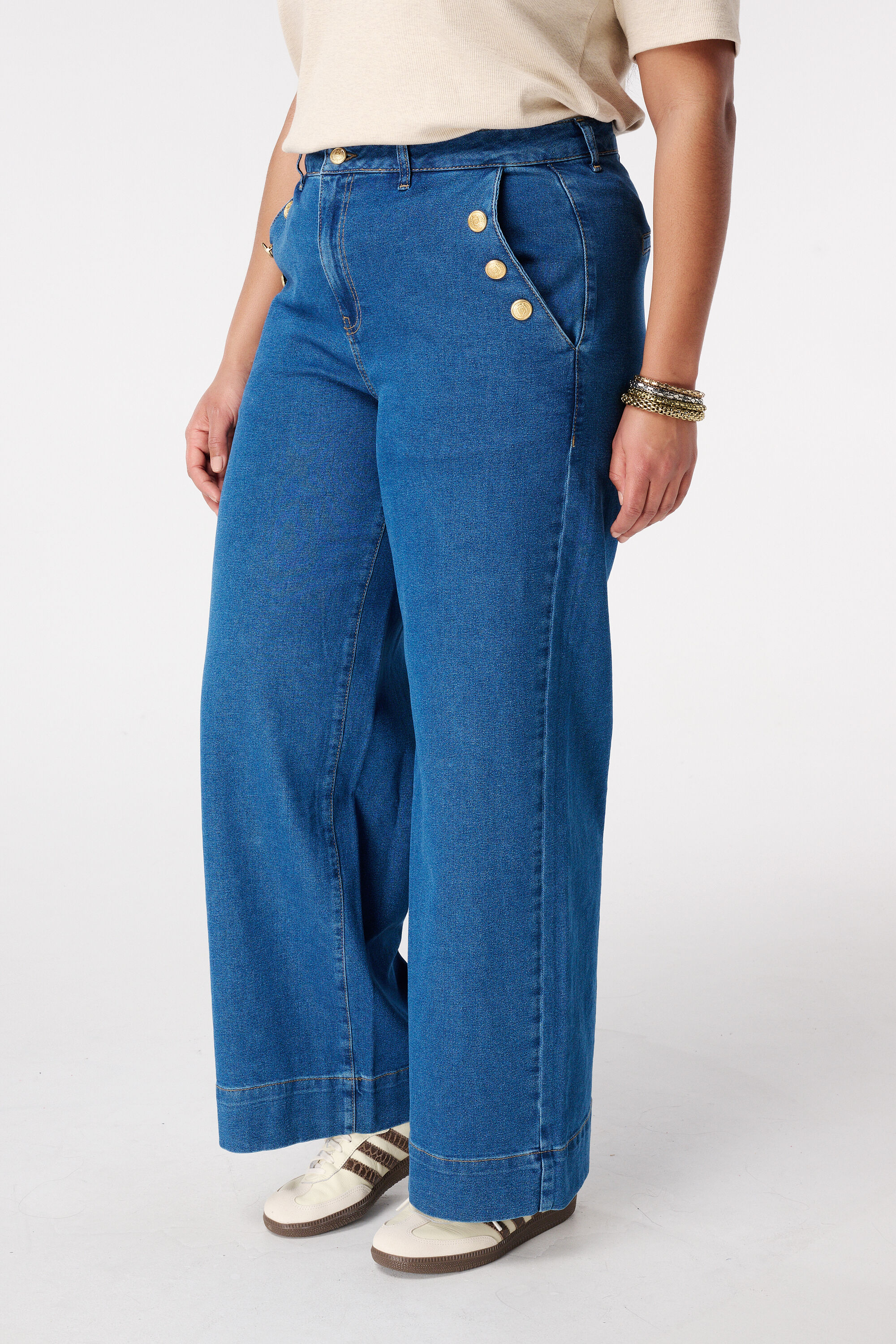 Wide leg jeans met sierknopen image number 5