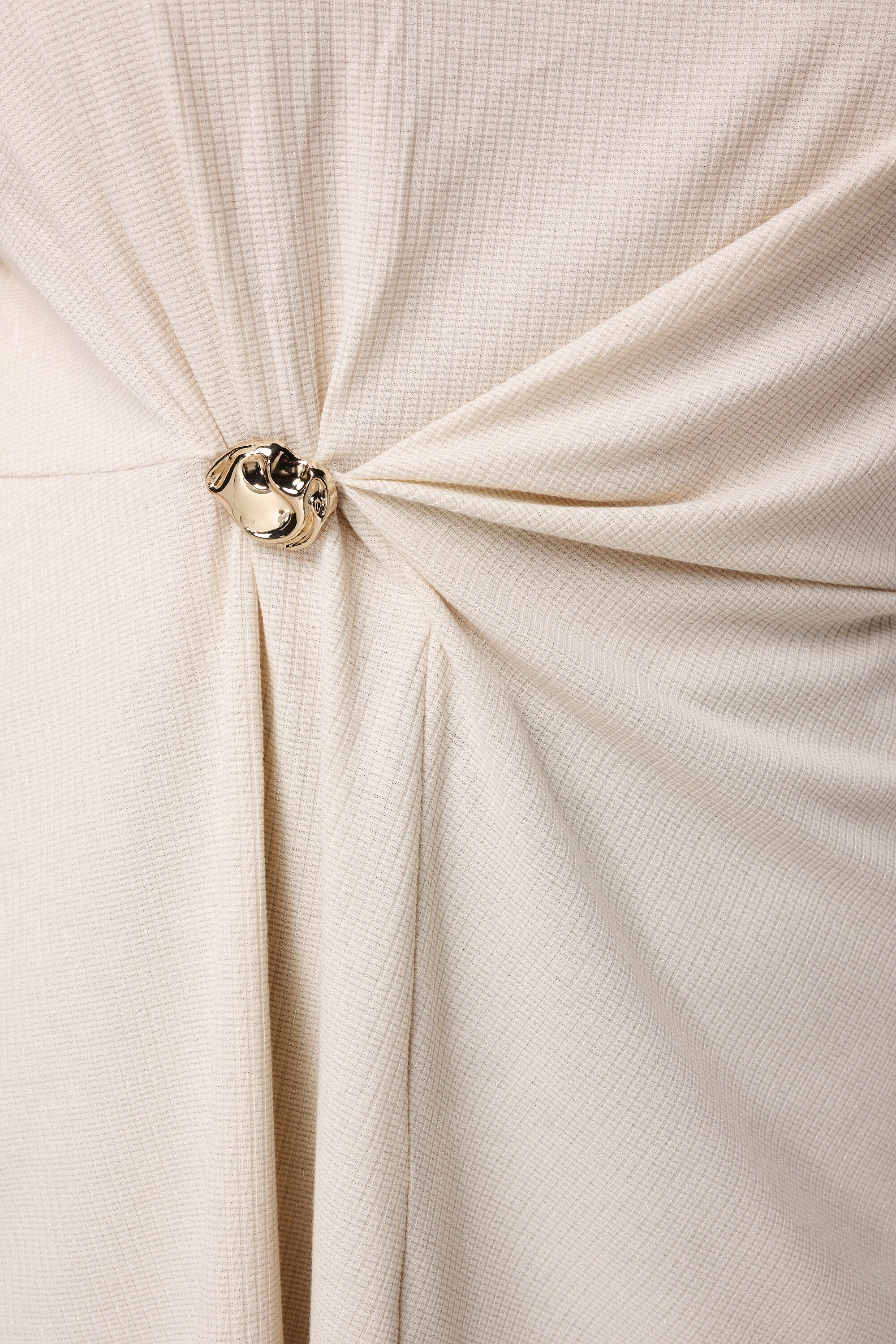 Gedrapeerde top met gouden gesp image number 6