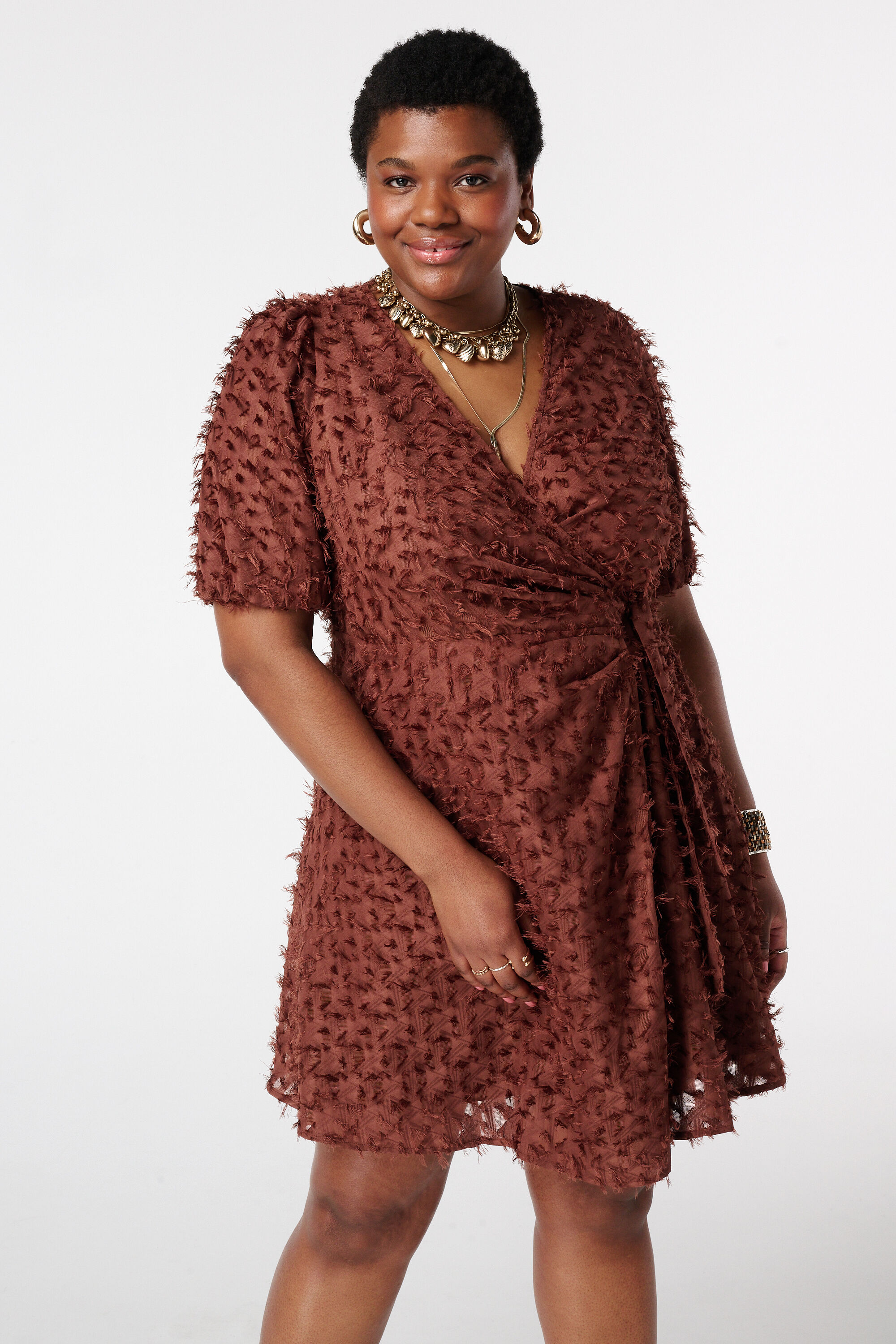 Jurk met kantstructuur en overslaglook