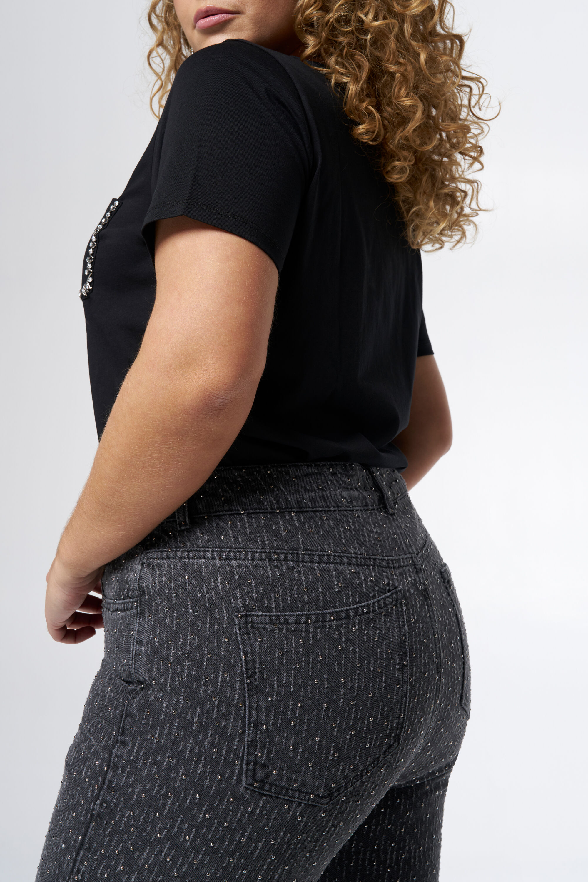 Straight leg jeans met ripped details image number 4