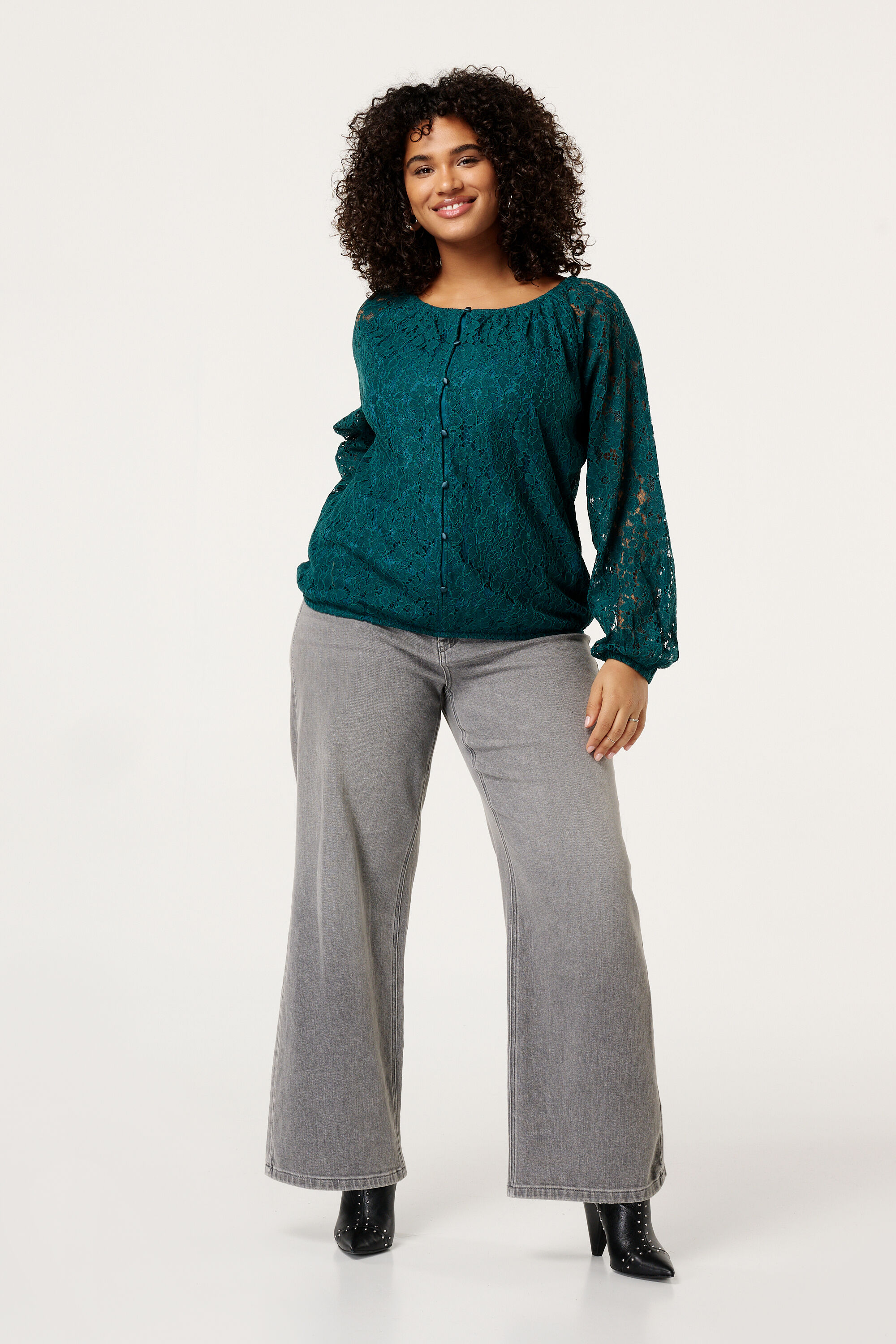 Kanten top met knoopjes image number 5