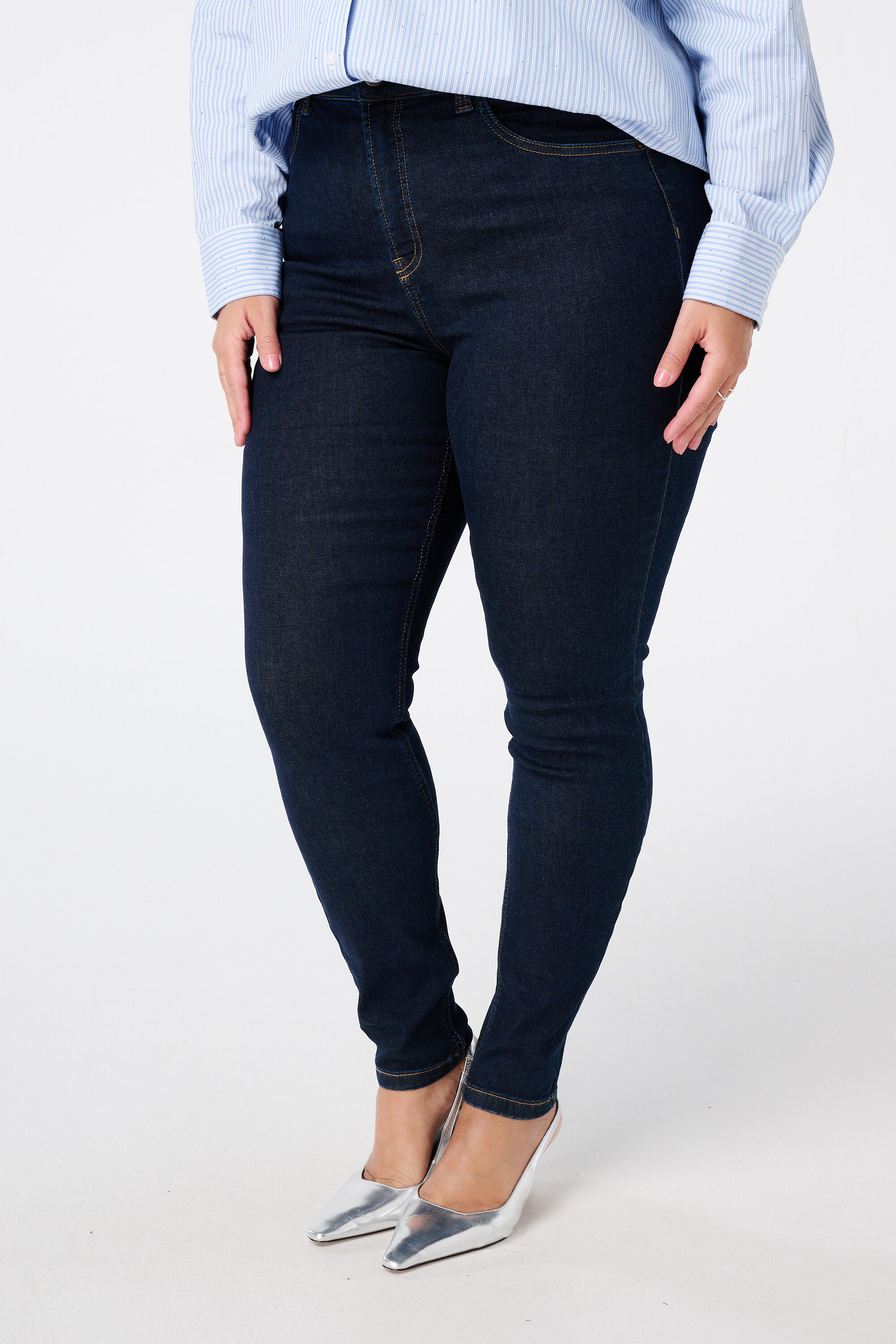 Skinny leg high waist jeans CHERRY image number 5