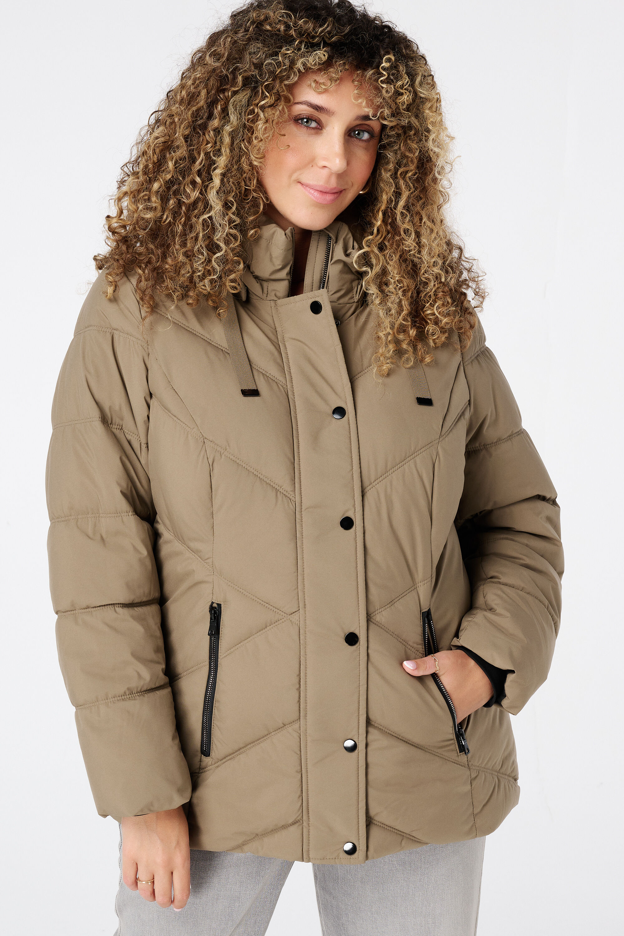 Gewatteerde jas met capuchon image number 4