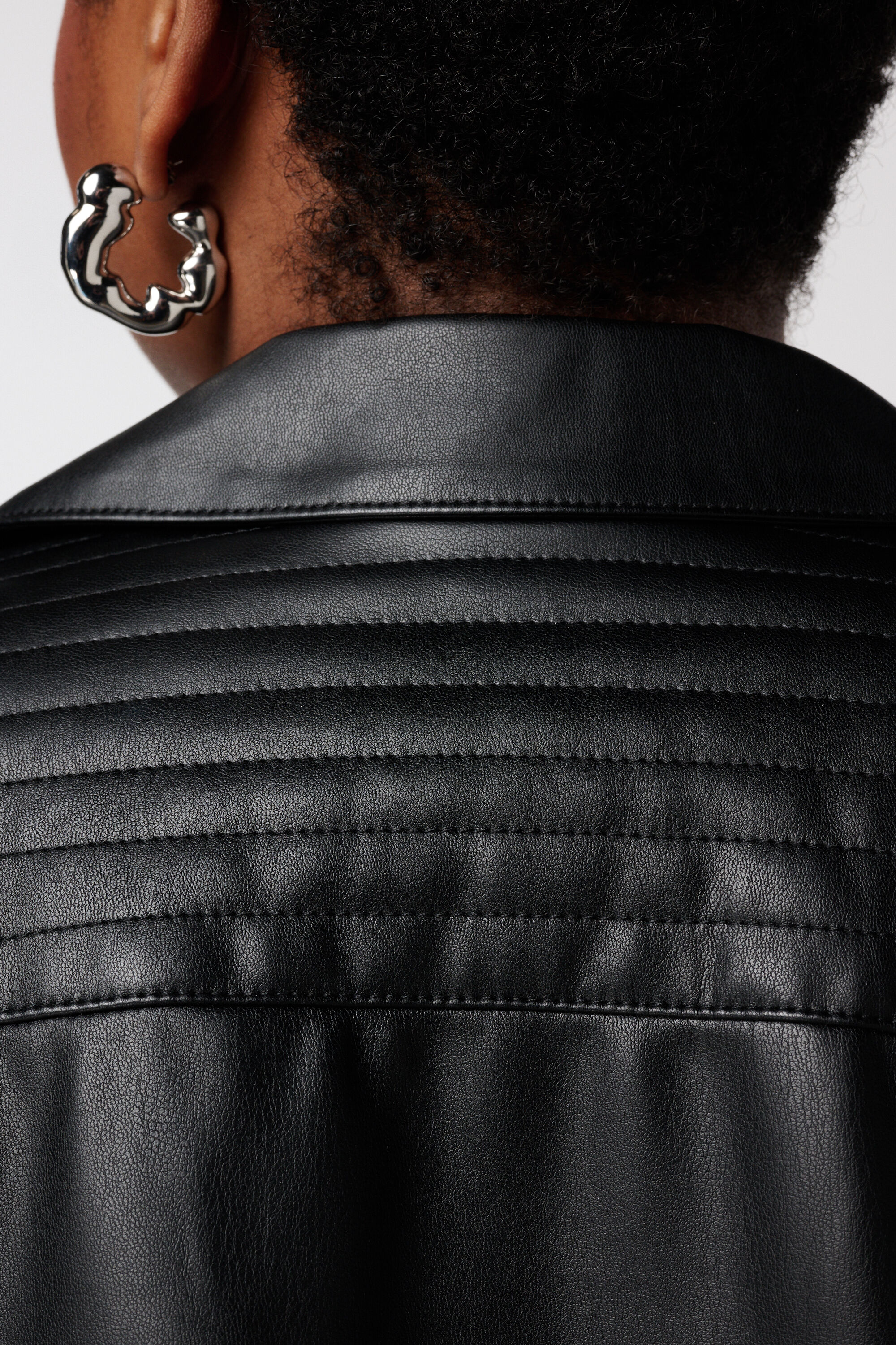 Leerlook jasje met zilveren details image number 6